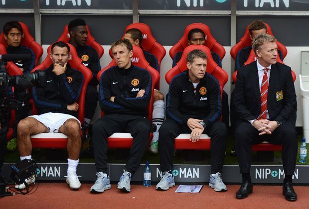 
                <strong>Ryan Giggs</strong><br>
                Nach dem Abschied von Ferguson nimmt Giggs bei United eine Doppelfunktion ein. Dem damaligen Trainer David Moyes steht er auch als Assistent zur Seite. 2014 beendet er dann seine Karriere als Profi und nimmt ganz die Rolle des Co-Trainers auf der Bank der "Red Devils" ein. Doch unter Jose Mourinho ist für Giggs hier kein Platz mehr, der Portugiese setzt lieber auf seinen langjährigen Assistenten Rui Faria. Für Klub-Legende Giggs ist damit nach 29 Jahre im Sommer 2016 bei United Schluss, mit der Auflösung seines bestehenden Vertrages geht eine beeindruckende Geschichte zu ende.
              