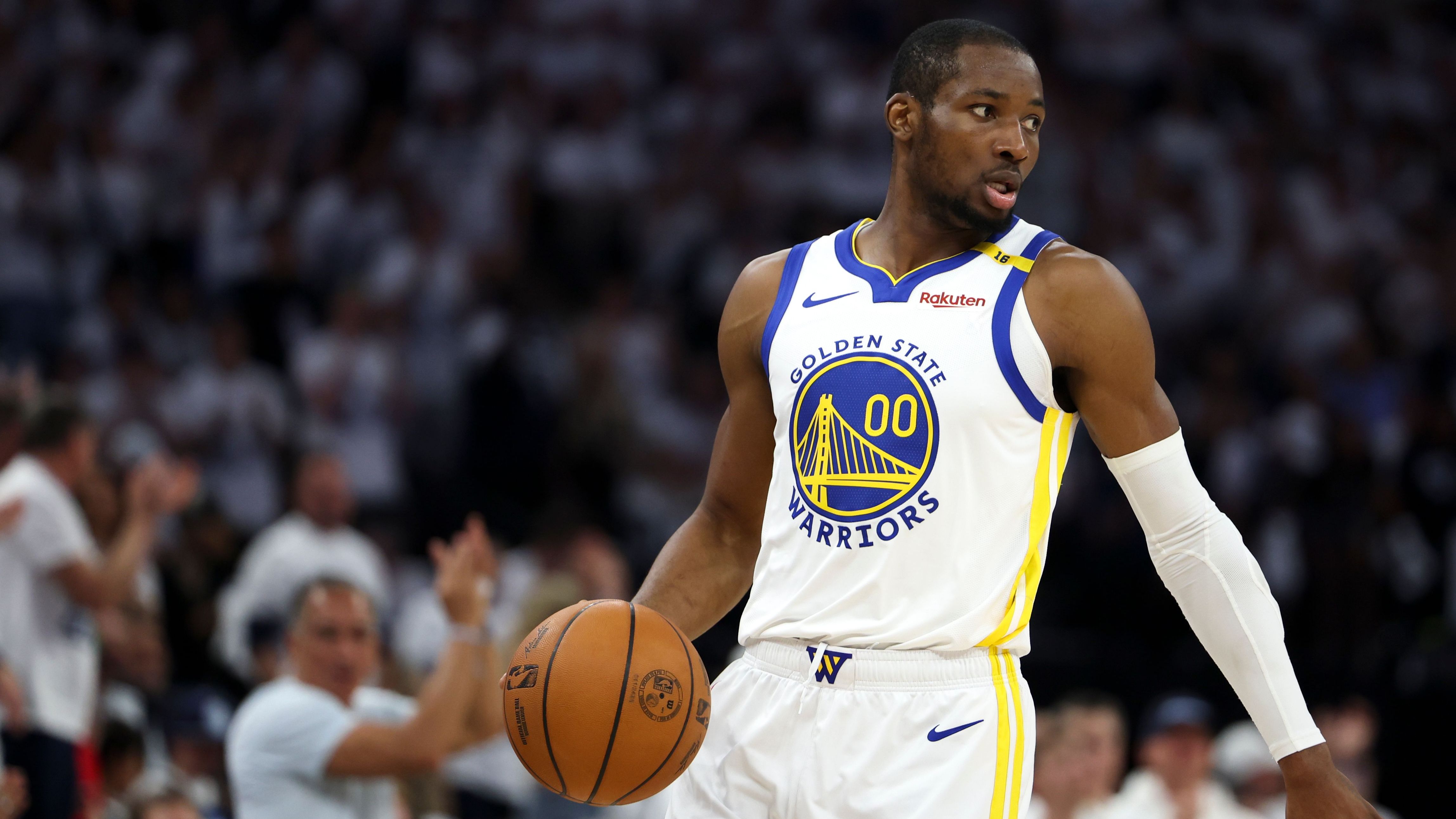 <strong>Jonathan Kuminga (zuletzt Golden State Warriors/RFA)</strong><br>Bei Kuminga stellt sich immer wieder die Frage, woran es liegt – an seiner Mentalität oder am Spielsystem von Warriors-Headcoach Steve Kerr? Klar ist jedoch, dass der Forward über enormes Potenzial verfügt, dieses im Trikot der Warriors jedoch nur selten ausschöpfen konnte. Ein Tapetenwechsel könnte dem 22-Jährigen in seiner Entwicklung mit Sicherheit einen Schub geben.