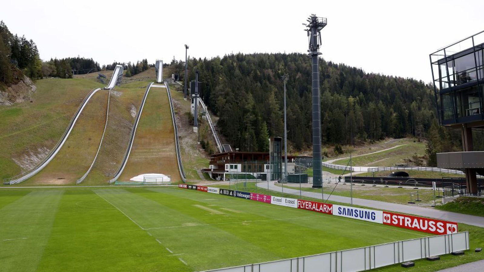 
                <strong>Das luxuriöse DFB-Quartier im Trainingslager in Seefeld</strong><br>
                Wintersportfans dürften vor allem die Schanzen hinter dem DFB-Trainingsplatz kennen, die für eine ganz besondere Trainingskulisse sorgen. Möglicherweise werden die Schanzen auch ins Training mit einbezogen, schließlich könnte ein Lauf dort hinauf für die Extrafitness sorgen. 
              