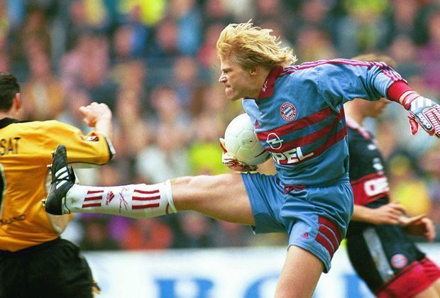 
                <strong>Oliver Kahn vs. Stéphane Chapuisat</strong><br>
                Der "Titan" in Kung-Fu Manier. Während Chapuisat (li.) noch dem Zorn des Torwarts knapp entkommen konnte, wurde Heiko Herrlich wenig später am Ohr geknabbert. Kahn (re.) in Hochform - kein Platzverweis.
              