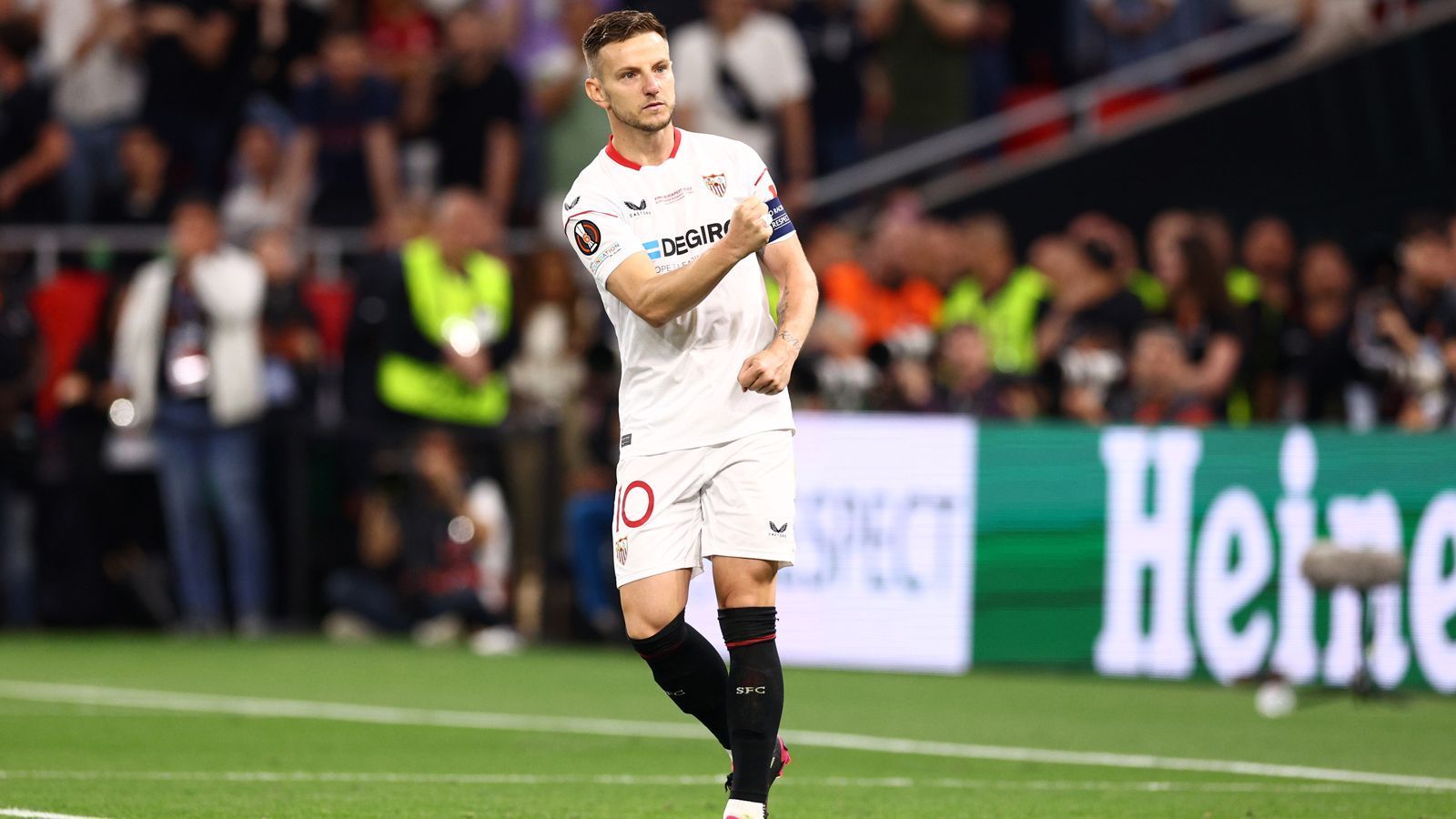 
                <strong>Ivan Rakitic</strong><br>
                Der wohl immer noch prominenteste Name im Kader des FC Sevilla ist Ivan Rakitic. Der Kroate erlebte die Blüte seiner Karriere bei Sevillas Liga-Rivalen FC Barcelona, mit dem er unter anderem die Champions League gewann und vier Mal spanischer Meister wurde. Der Vertrag des mittlerweile 35-Jährigen läuft noch bis 2024. Angesichts des schillernden Namen Rakitics könnte man in Saudi-Arabien auf die Idee kommen, den Kroaten zu verpflichten. Bei Nationalmannschafts-Pendant Luka Modric wurde man bekanntermaßen schon vorstellig, blitzte allerdings ab. Eine weitere Option für Rakitic: Eine Wiedervereinigung mit Lionel Messi bei Inter Miami. Der Beckham-Klub hat bereits in Sergio Busquets einen alten Messi-Weggefährten verpflichtet, in Jordi Alba steht ein weiterer kurz vor einem Wechsel. 
              