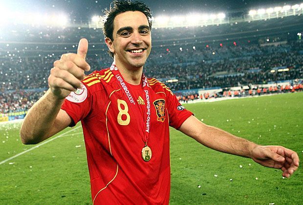 
                <strong>Die goldene Generation</strong><br>
                Auch in der Nationalmannschaft wurde Xavi immer mehr zum Kopf der Mannschaft. In seinem unnachahmlichen Stil führte er die Iberer 2008 zum lang ersehnten EM-Titel. Es war der Beginn einer großen Ära ...
              