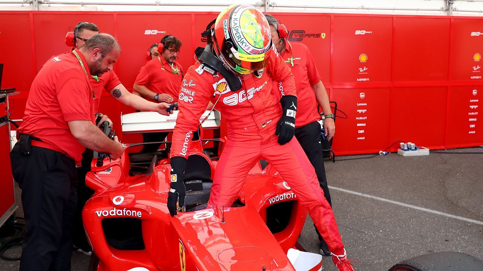 
                <strong>Mick Schumacher fährt im Weltmeister-Ferrari seines Vaters in Hockenheim</strong><br>
                Nach drei Runden ist die Fahrt schon wieder beendet. Mick steigt ist natürlich auch stilecht im roten Rennanzug unterwegs.
              