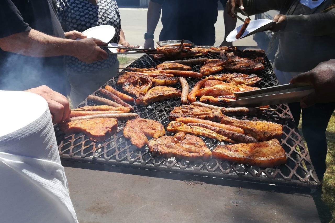 Spezialität aus Karlsruhe: Barbecue-Eis. Darin seien wirklich Barbecue-Sauce und fein gemahlene Würste, sagt der Eismacher. Seine Kunden lieben es. 