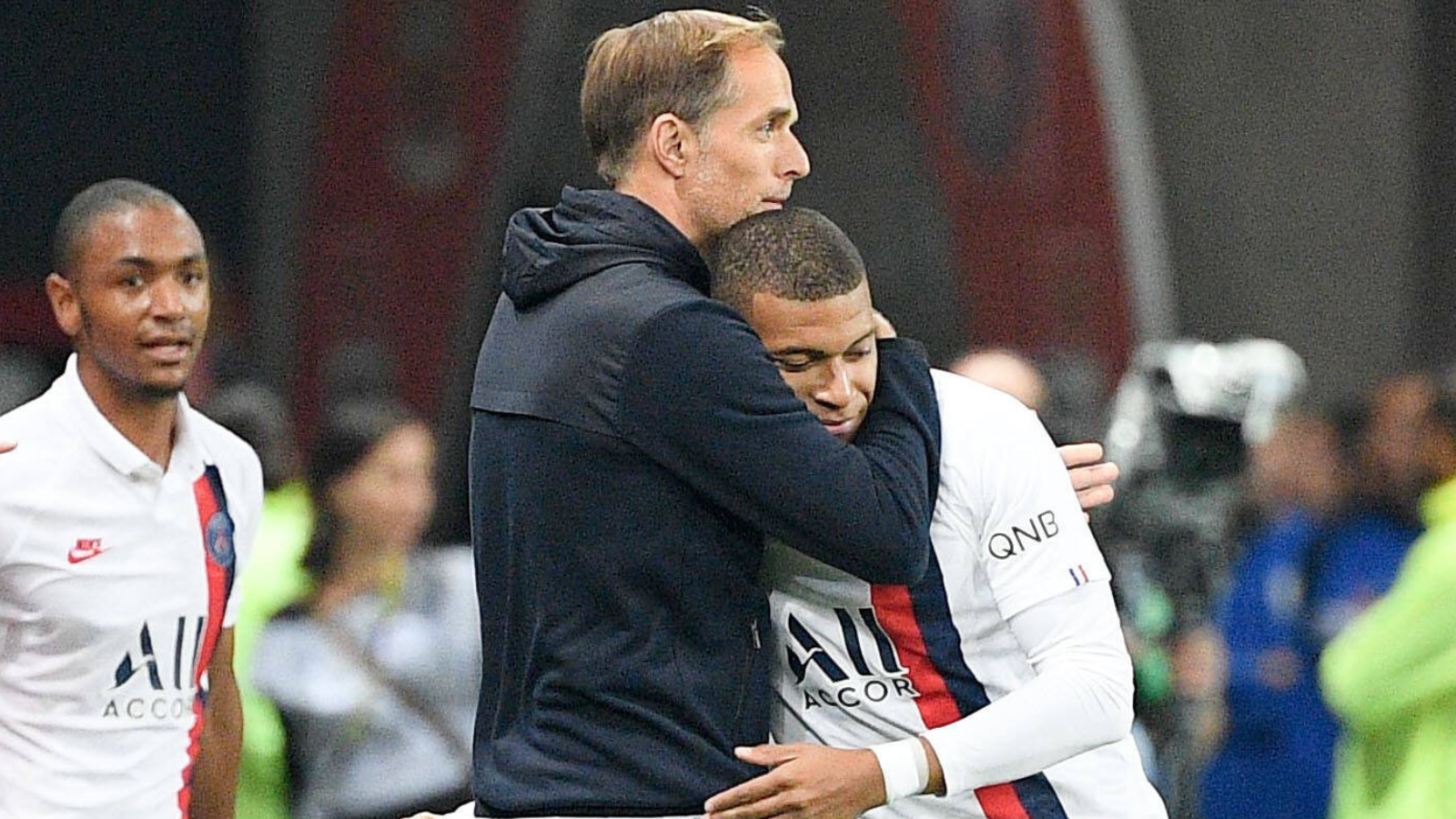 
                <strong>Tuchel plötzlich Spieler-Versteher: Punkteschnitt von 2,35 mit Mbappe und Neymar</strong><br>
                Kylian Mbappe schwärmte noch Jahre später von seinem ehemaligen PSG-Trainer Thomas Tuchel: "Er weiß genau, wie sich die Gegner verhalten, kann Spiele sehr genau vorhersagen." Seine Talente in der Gegneranalyse stellte Tuchel in Paris vor allem in der Champions League unter Beweis. Anders als seine Vorgänger und Nachfolger schaffte es der deutsche Coach bis ins Finale, wo sein Team jedoch 2020 mit 0:1 gegen den FC Bayern verlor. Am Ende scheiterte Tuchel wieder einmal an der Chefetage: Nach einem Streit mit PSG-Sportdirektor Leonardo wurde er an Weihnachten 2020 gefeuert. 
              