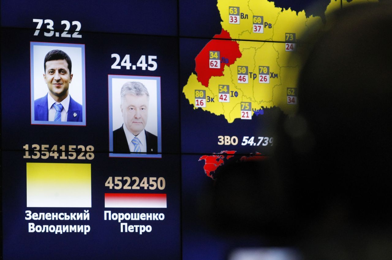 Im April 2019 kandidiert Selenskyj (links) selbst für das Amt des Präsidenten - ohne politische Vorerfahrung. Bei den Wahlen im April fährt er einen überwältigenden Sieg gegen den damaligen amtierenden Präsidenten Poroschenko ein.