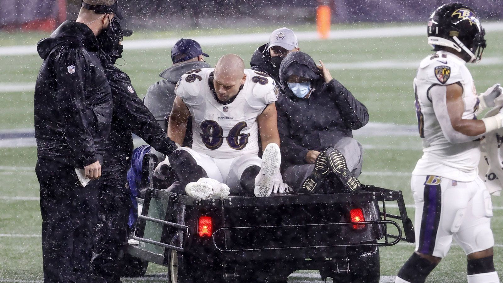 
                <strong>Nick Boyle (Baltimore Ravens)</strong><br>
                Nick Boyle hat sich bei der 17:23-Niederlage seiner Baltimore Ravens im Sunday Night Game von Week 10 bei den New England Patriots so schwer am Knie verletzt, dass die Saison für den Tight End vorzeitig beendet ist. Nach einem Catch hatte Boyle zunächst einen Hit gegen sein linkes Bein einstecken müssen, das sich daraufhin nach innen beugte. Zugleich wurde sein Knie erwischt, was dem Gelenk den Rest gab. Boyle gilt als einer der besten Blocker unter den Tight Ends. Damit wird nun wohl umso mehr Arbeit auf Mark Andrews zukommen.
              