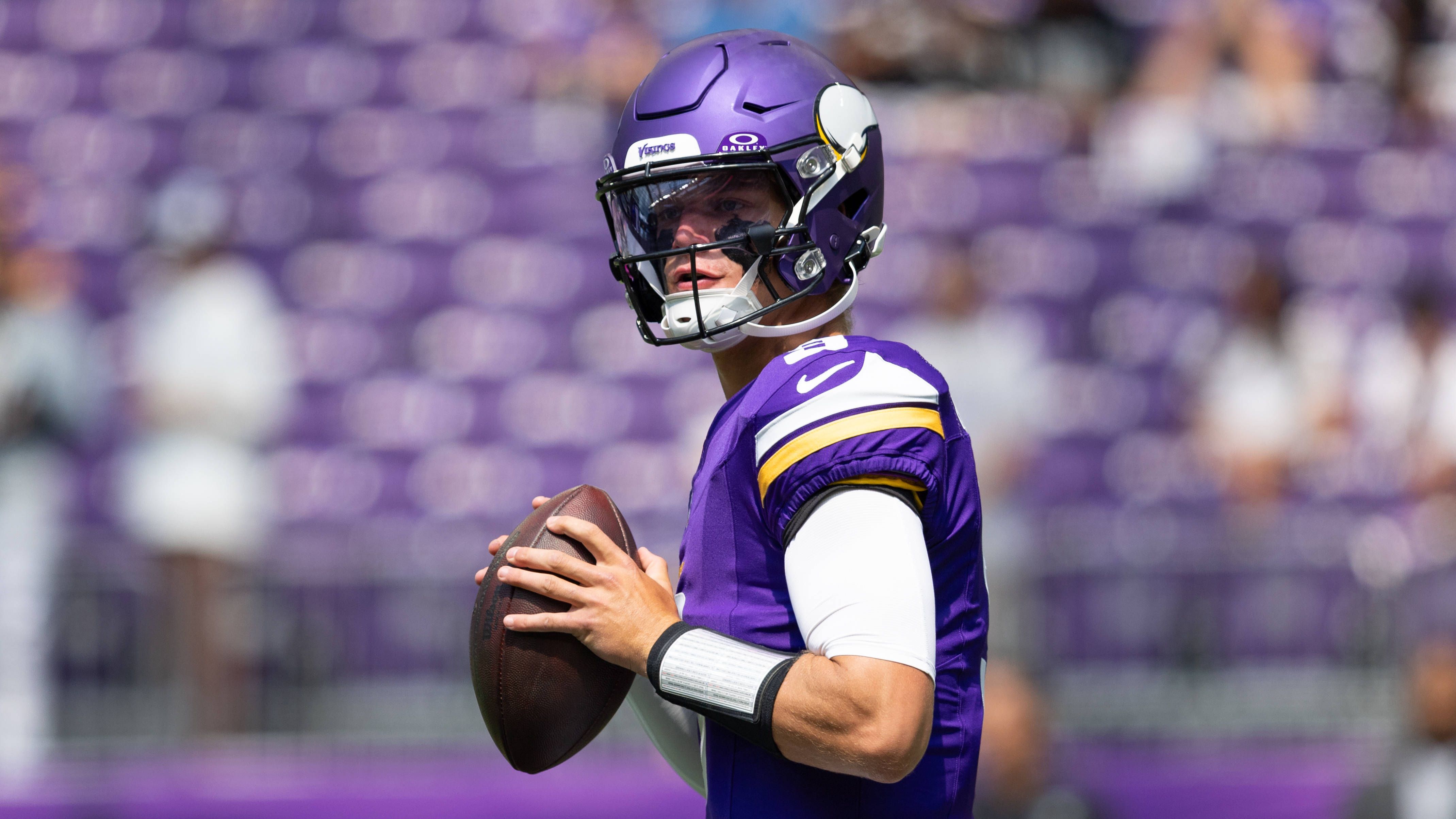 <strong>J. J. McCarthy (Minnesota Vikings)</strong><br>Schon vor Saisonstart mussten die Vikings eine bittere Pille schlucken. Erstrundenpick J. J. McCarthy wird 2024 nicht zum Einsatz kommen, nachdem er sich im ersten Preseason-Spiel einen Meniskusriss zuzog und anschließend operiert wurde.