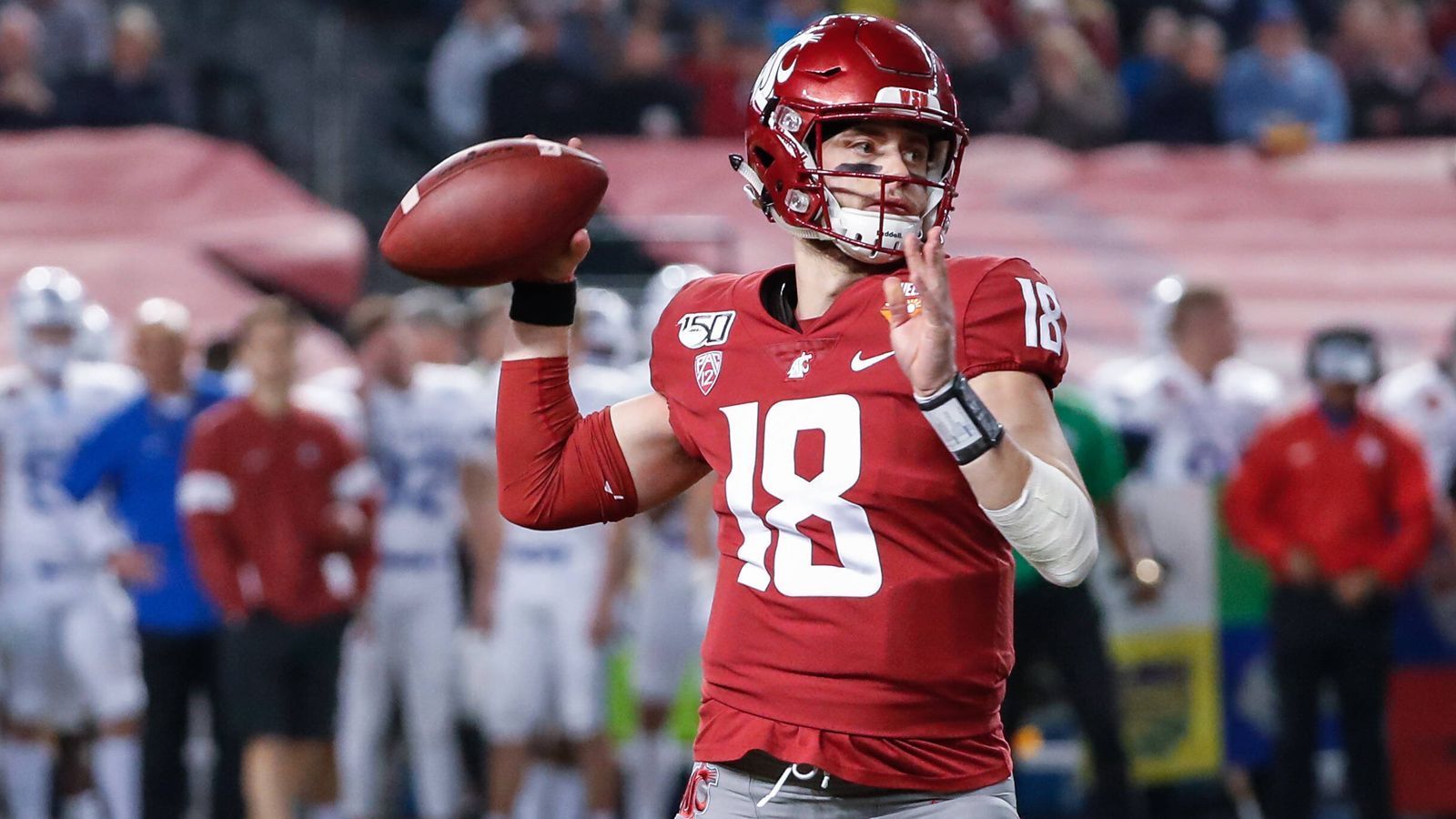 
                <strong>Anthony Gordon (Washington State)</strong><br>
                Er kann auf überragende Zahlen verweisen, er warf 2019 für 5579 Yards und 48 Touchdowns bei 16 Interceptions. Einer mit einer Gunslinger-Mentalität und ein guter Athlet, der an seinen Vorgänger Gardner Minshew erinnert. Was gegen ihn spricht, ist seine Erfahrung, denn er hat nur eine Saison als Starter hinter sich. Potenzial hat er aber allemal. Könnte ein Steal werden.
              