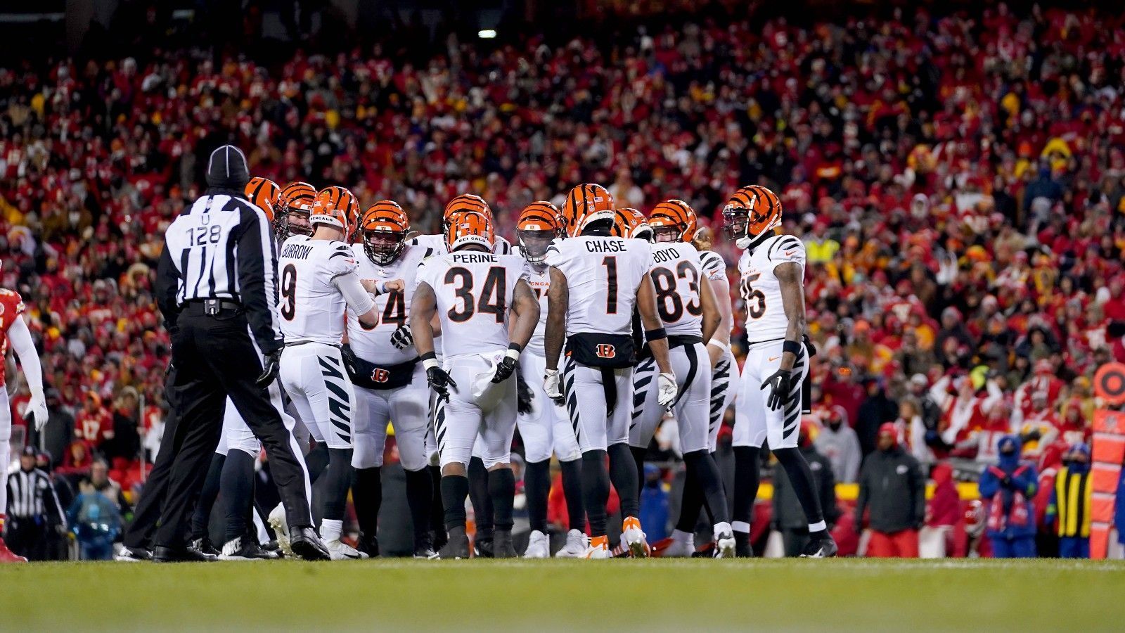 
                <strong>Verlierer: O-Line der Cincinnati Bengals</strong><br>
                Genau wie die Defensive erwischte auch die O-Line der Cincinnati Bengals im Championship Game nicht ihren besten Tag. Während die Truppe in der Divisional Round gegen die Bills noch stabil stand, wurde es gegen die Chiefs arg holprig. Quarterback Joe Burrow fand sich gleich zu Spielbeginn unter Dauerbeschuss wieder und hatte große Mühe, in das Spiel zu kommen. Auch ein vernüftiges Laufspiel war deshalb kaum möglich.
              