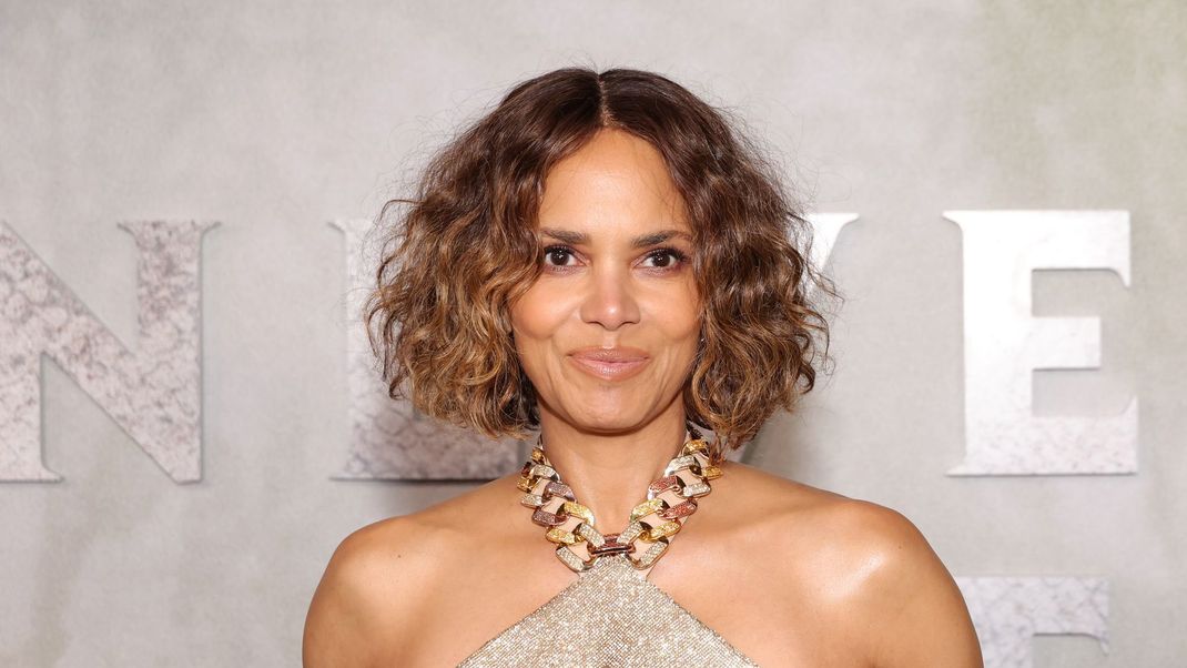 Achselbehaarung und neue Tattoos: Halle Berry zeigt ihren Followern einen neuen Look.