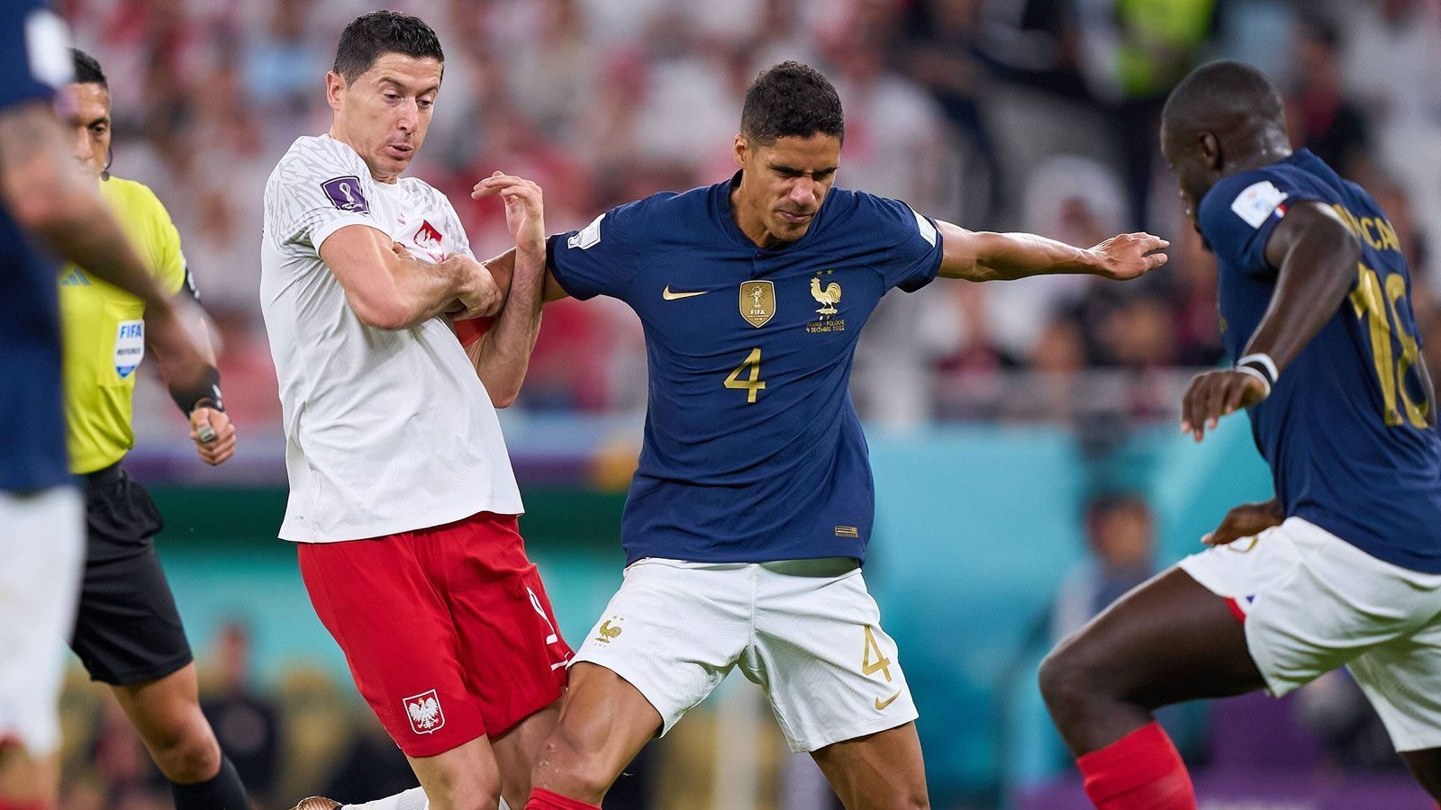 
                <strong>Lewandowski lässt nicht locker</strong><br>
                Auch wenn die Franzosen ihrer Favoritenrolle immer mehr gerecht werden, klammern sich Lewandowski & Co. an ihre Chance aufs Viertelfinale. Das bekommt auch Raphael Varane zu spüren.
              