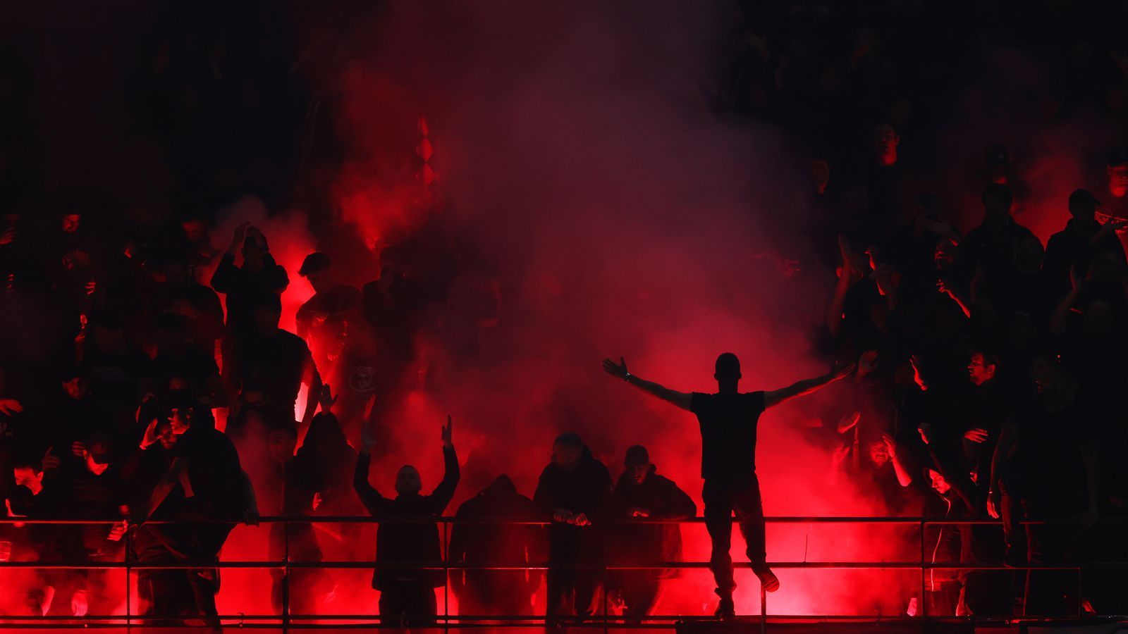 
                <strong>Stadtderby in der Champions League: AC Mailand vs. Inter Mailand</strong><br>
                Während ihre Mannschaft auf dem Spielfeld kein Feuerwerk abbrennt, zündeln die Fans der AC Mailand im Block.
              