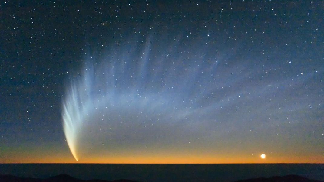 Komet McNaught 2007 über dem Pazifik. Astronom:innen finden jedes Jahr etwa 20 neue Kometen. Mittlerweile sind gut 3.900 bekannt (2024).