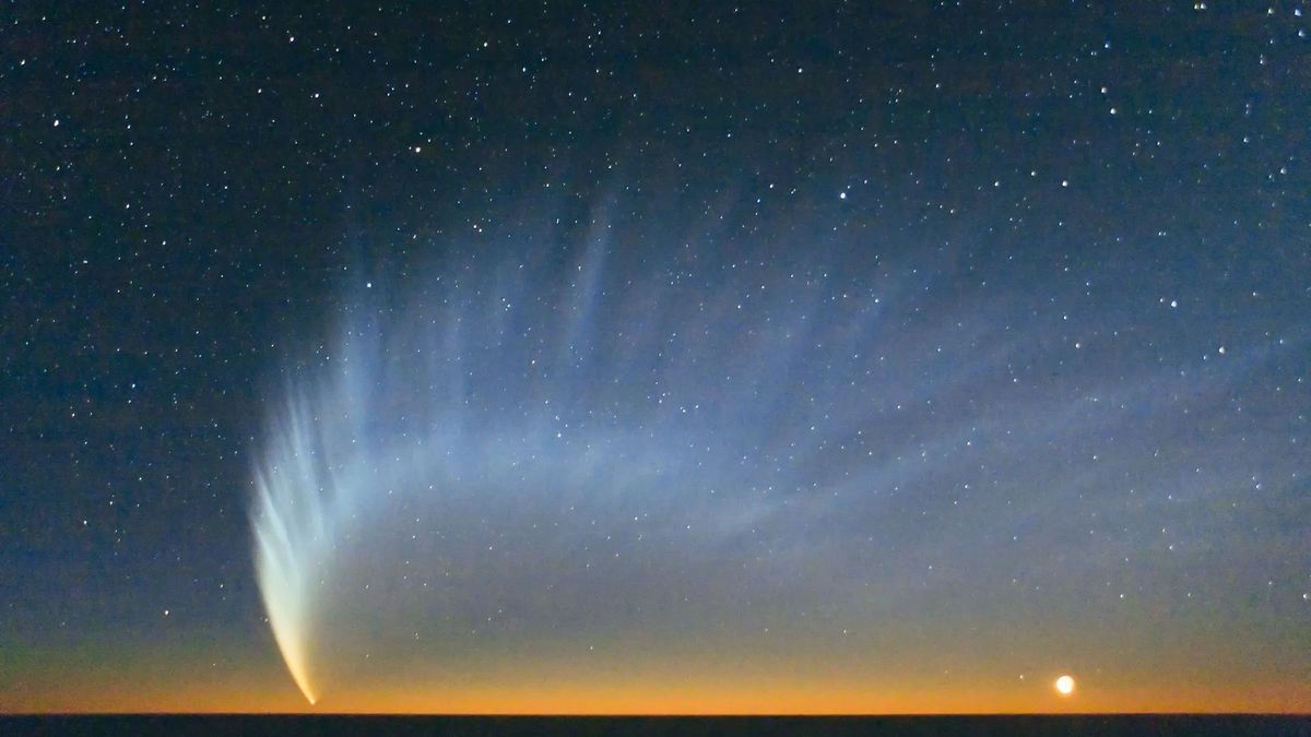 Komet McNaught 2007 über dem Pazifik. Astronom:innen finden jedes Jahr etwa 20 neue Kometen. Mittlerweile sind gut 3900 bekannt (2024).