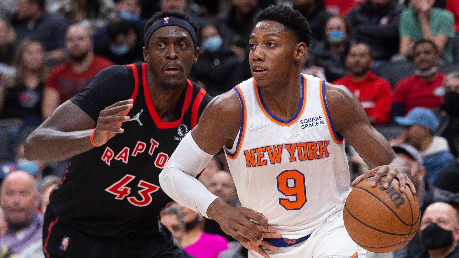 
                <strong>14. Platz: R.J. Barrett (New York Knicks)</strong><br>
                &#x2022; 39 Spiele -<br>&#x2022; 16,9 Punkte pro Spiel -<br>&#x2022; 5,7 Rebounds pro Spiel -<br>&#x2022; 2,4 Assists pro Spiel -<br>&#x2022; 35,0% Dreierquote -<br>
              