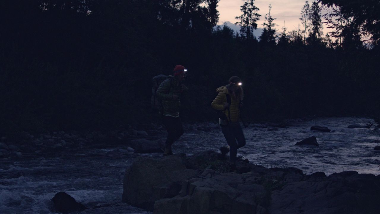 In völliger Dunkelheit bei Nacht kann dich schnell Hilflosigkeit und Angst heimsuchen. Daher sollte auch eine energieeffiziente und leichte Taschenlampe zu deiner Grundausrüstung gehören.