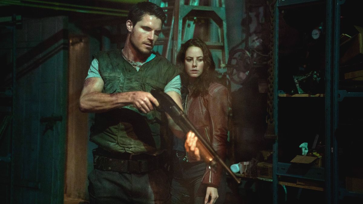 Robbie Amell und Kaya Scodelario in "Resident Evil: Welcome to Raccoon City"