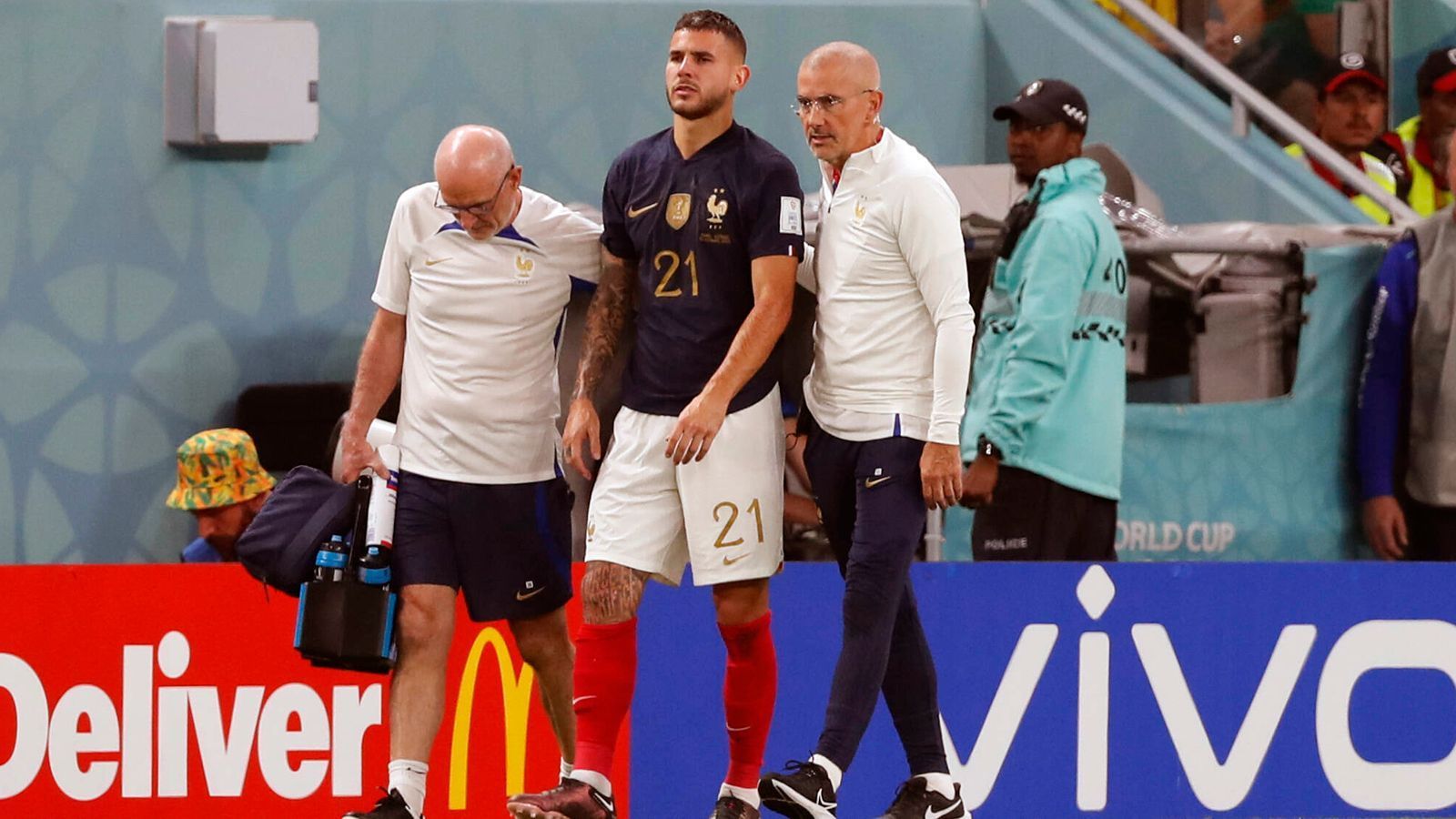 
                <strong>Kreuzbandriss bei der WM</strong><br>
                In der abgelaufenen Saison 2022/23 kam Hernandez überhaupt nur zu elf Pflichtspiel-Einsätzen für die Münchner. Der Grund: Bereits beim WM-Auftaktspiel der Franzosen in Katar riss sich der Defensivmann das Kreuzband. Entsprechend konnte Hernandez nach der Wiederaufnahme des Spielbetriebes nicht mehr eingreifen. Zumindest für diese bei der WM-Endrunde erlittene Verletzung werden die Bayern finanziell entschädigt. Die Spieler bei der WM sind durch den Ausrichter, den Weltverband FIFA, versichert. Verletzt sich ein Akteur während der Endrunde, wie eben Hernandez, steht dessen Klub eine Entschädigung zu. Diese wird ab dem 21. Tag des Ausfalls bezahlt und bis zu 180 Tage. Der Tagessatz beträgt dabei ungefähr 7.500 Euro.
              