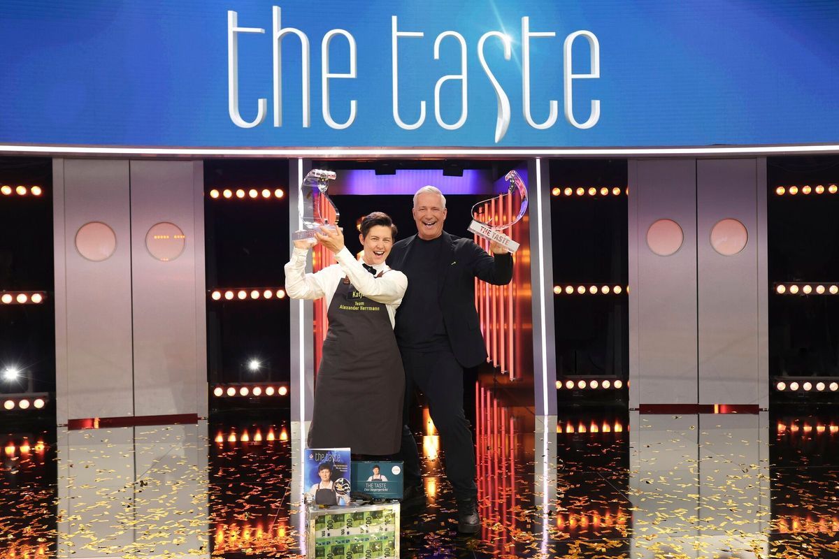 So sehen Sieger aus: Gewinnerin Katja und ihr Coach Alexander Herrmann bei "The Taste" 2024.