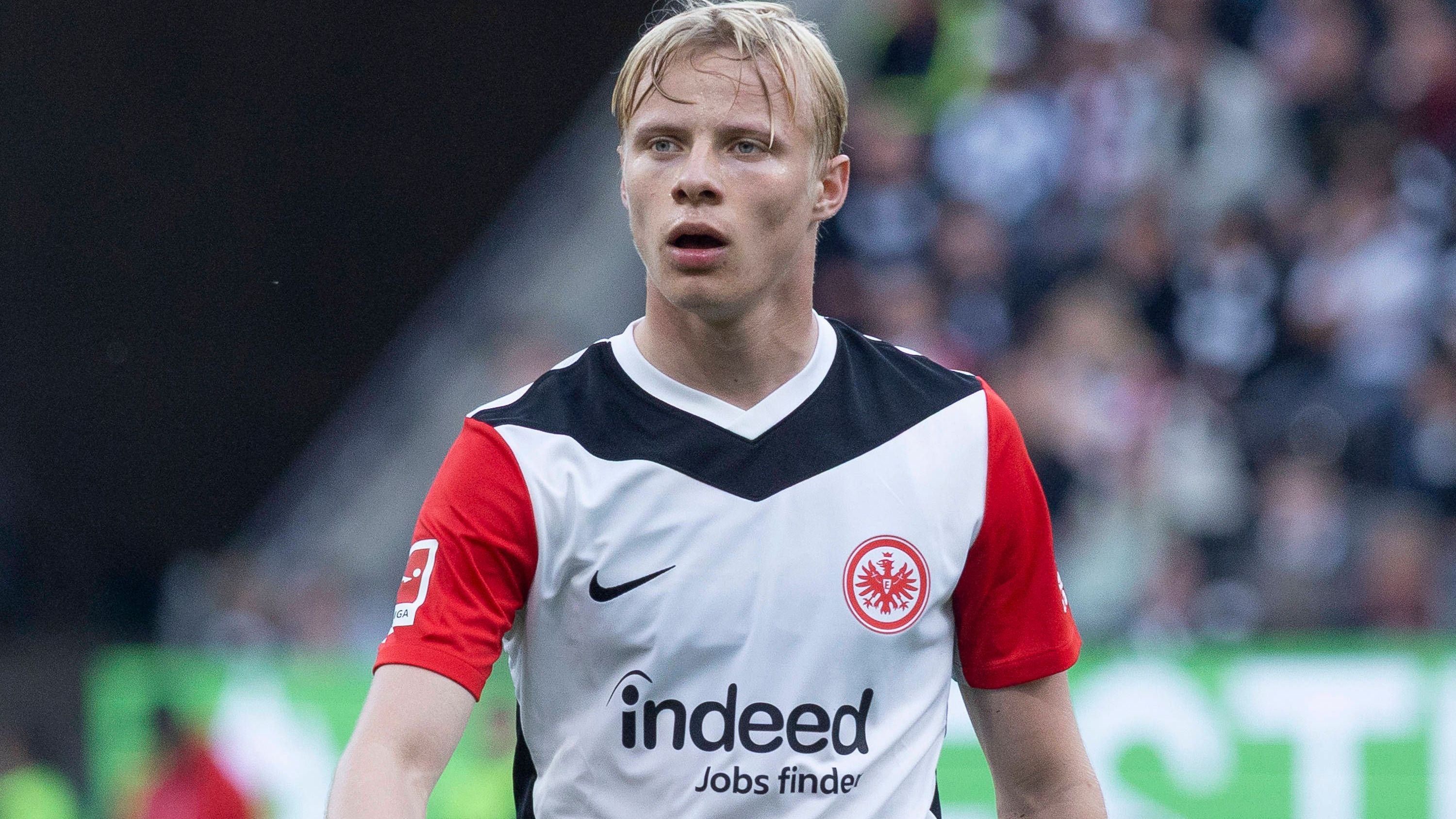 <strong>Oscar Höjlund (Eintracht Frankfurt) - Dänemark</strong><br>Der junge Mittelfeldspieler verzeichnete bei der Eintracht einen sehr unglücklichen Start, weil er sich auf Anhieb schwer verletzte. Der 20-Jährige kämpfte sich jedoch zurück und durfte noch 22 Pflichtspiele absolvieren. In Frankfurt gilt Höjlund als großes Talent, für die dänische U21 hat er bis jetzt aber noch nicht gespielt.