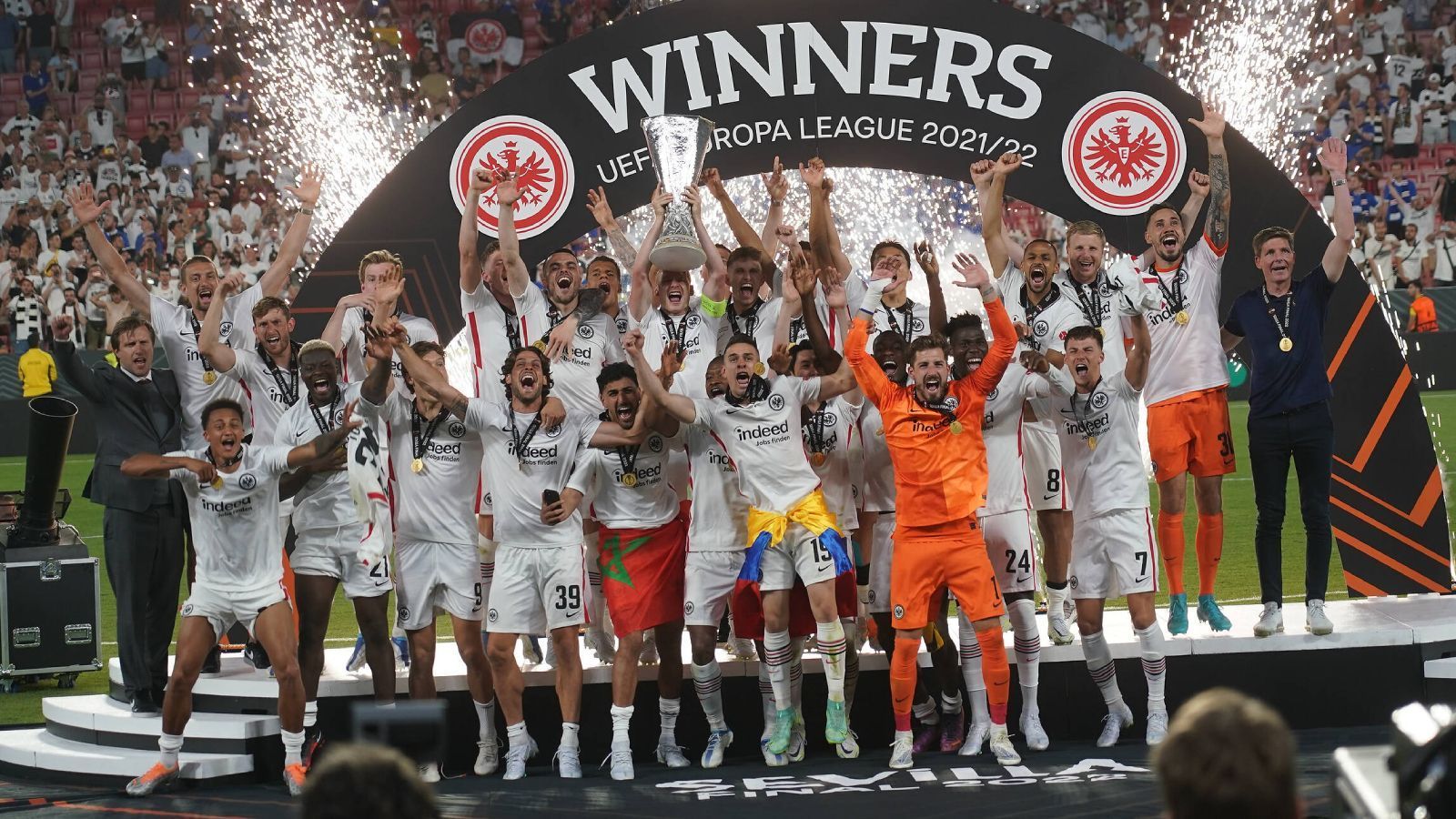 
                <strong>Eintracht Frankfurt gewinnt die Europa League! Die Pressestimmen</strong><br>
                Nach 42 Jahren war es wieder so weit, Eintracht Frankfurt ist zurück auf dem (kleinen) europäischen Fußballthron. In einem packenden Finale setzte sich die SGE gegen die Glasgow Rangers durch und holte die Europa League. ran zeigt die Pressestimmen zum Höhenflug der Adlerträger.
              