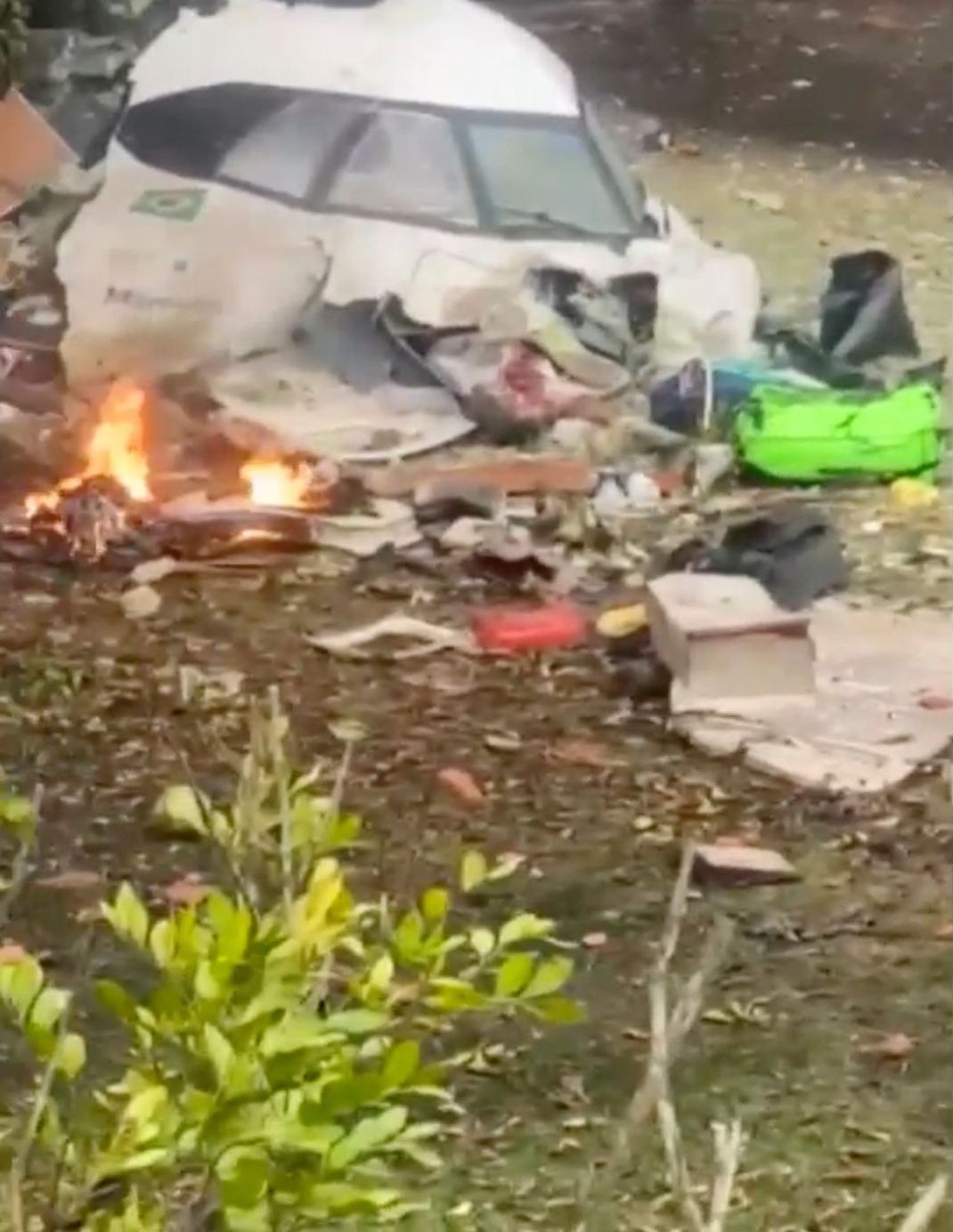 Dieser Ausschnitt aus einem Video zeigt Wrackteile eines Flugzeugs, das neben einem Haus abgestürzt ist. 62 Menschen waren an Bord.&nbsp;