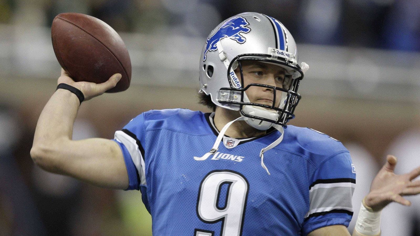 
                <strong>Was müssen die Detroit Lions hinlegen? </strong><br>
                Matthew Stafford natürlich, in Sachen Picks gar nichts. Dafür übernehmen die Lions den Vertrag von Goff, und der ist fett. Satte 134 Millionen Dollar war der Kontrakt wert, als er 2019 von dem Quarterback unterzeichnet wurde. Er läuft noch bis 2024 und kostet die Lions immer noch schlappe 106,6 Millionen Dollar. Die Lions gehen ebenfalls "All In", im Gegensatz zu den Rams aber vor allem hinsichtlich ihrer eigenen Zukunft.
              