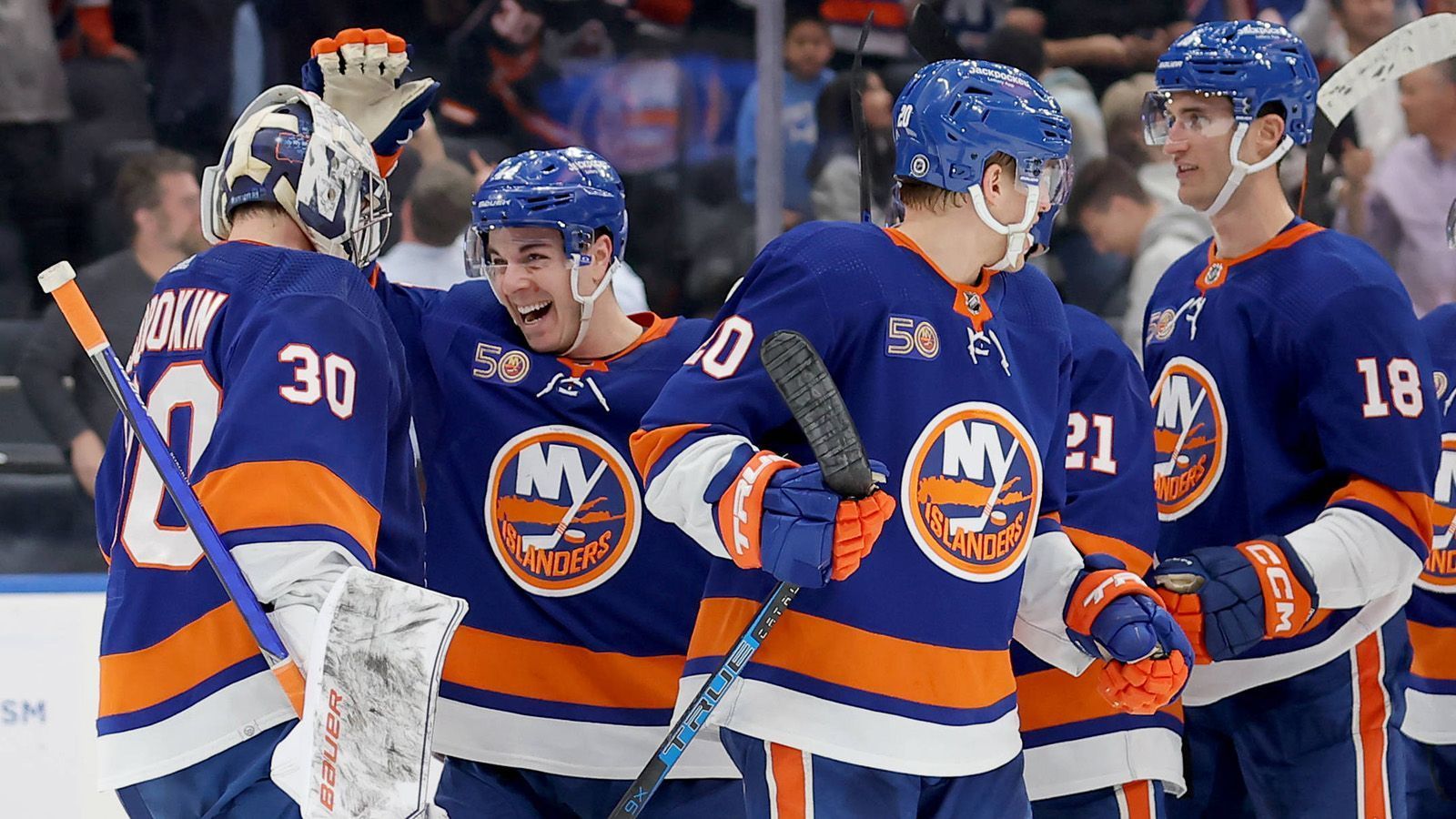 
                <strong>New York Islanders</strong><br>
                Die Islanders haben als letztes Team der NHL das Playoff-Ticket gelöst. Sie haben sich nun in vier von fünf Spielzeiten für die Playoffs qualifiziert. In der zurückliegenden Spielzeit verpassten sie als Tabellen-5. der Metropolitan Division zwar die Postseason. Dafür erreichten sie in den beiden Spielzeiten zuvor jeweils das Conference Finale und scheiterten beide Male an dem späteren Stanley Cup Sieger Tampa Bay Lightning.
              