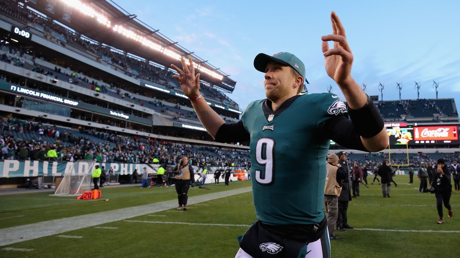 
                <strong>Platz 12: Philadelphia Eagles (9-7, letzte Woche nicht dabei)</strong><br>
                Die Super-Bowl-Champions haben es doch noch geschafft und sind in die Playoffs eingezogen. Dank eines starken Nick Foles haben es die Eagles in die Wild Card Round geschafft und müssen dort bei den Chicago Bears antreten. Zwar ist es "St. Nick" wieder zuzutrauen, einen ähnlichen Lauf wie in der vergangenen Saison hinzulegen, allerdings dürfte er sich erneut in der Rolle des Underdogs wiederfinden. Eine Rolle, die den Eagles schon in der Vorsaison gut gepasst hat. 
              