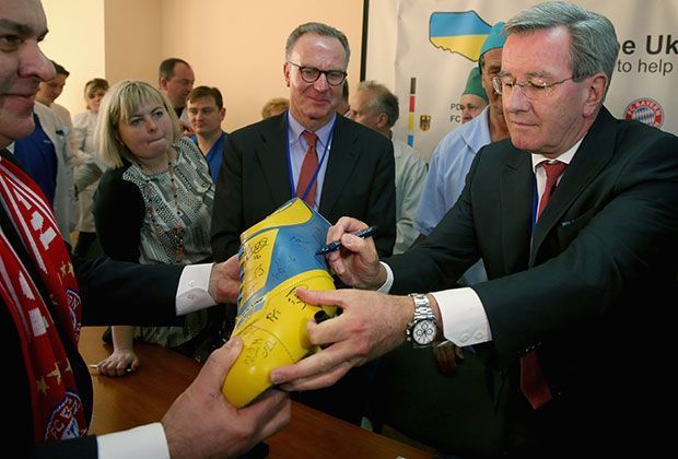 
                <strong>FC Bayern in der Ukraine: Hilfe für Krankenhaus</strong><br>
                "Es geht einem schon sehr nah, wenn man die Kinder sieht, wie die kleinen Würmer hier leiden", sagt Klub-Präsident Karl Hopfner, der sich hier gerade auf dem "Big Shoe" verewigt.
              