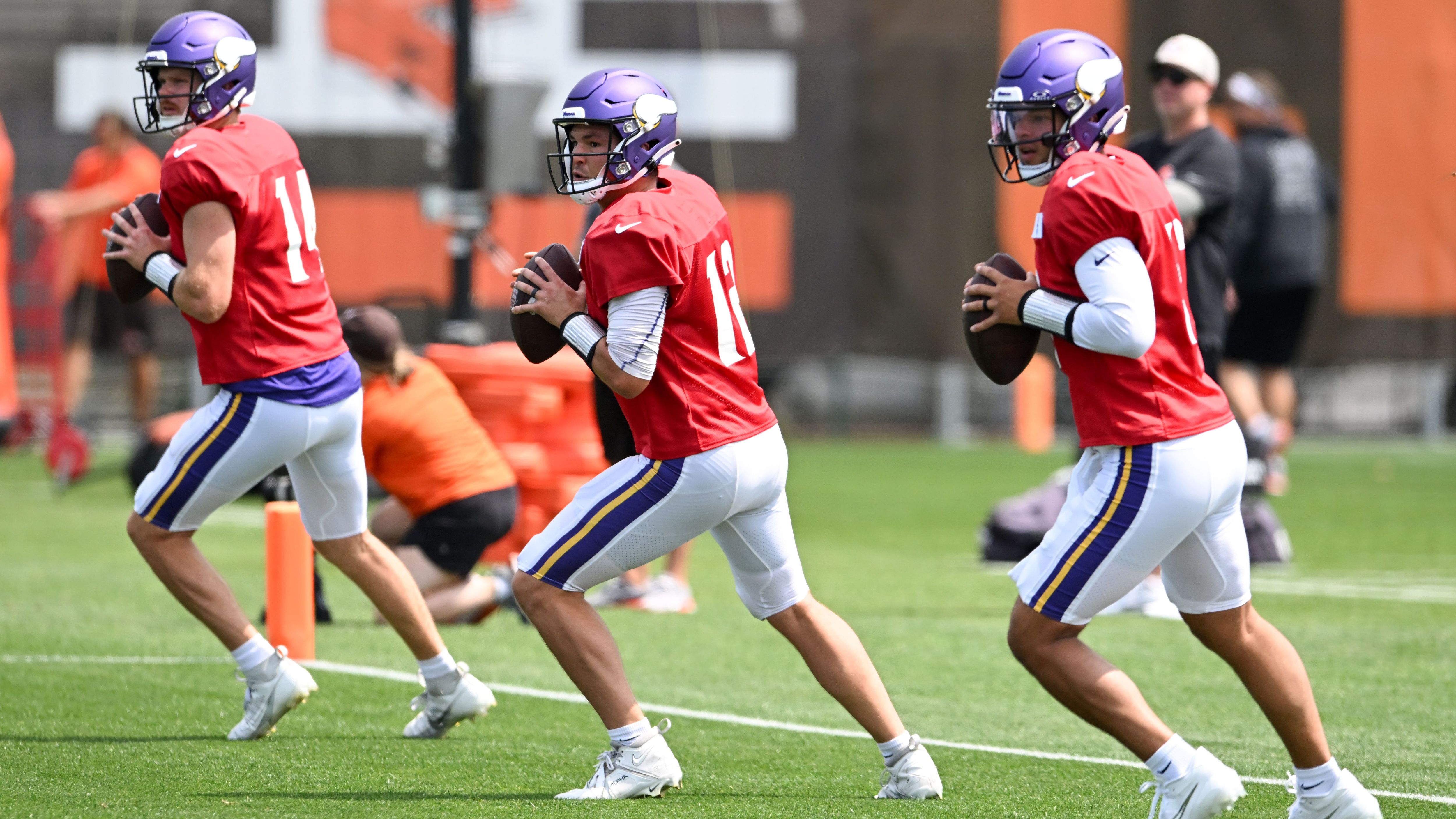 <strong>Nick Mullens &amp; Jaren Hall</strong><br>Natürlich könnten die Vikings - trotz der schweren Verletzung von J.J. McCarthy - auch die Möglichkeit eines Trades beziehungsweise einer Verpflichtung verstreichen lassen. Dann wären Nick Mullens (mi.) und Jaren Hall (re.) die Vertreter von Sam Darnold. Beide verfügen über Starter-Erfahrung in der NFL, aber würde man einem von beiden wirklich im Fall des Falles uneingeschränkt vertrauen?