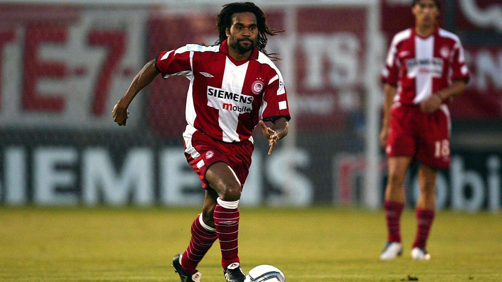 
                <strong>Christian Karembeu</strong><br>
                Als Nikopolidis bei Olympiakos anheuerte, machte der französische Weltmeister Christian Karembeu im Sommer 2004, nach drei Jahren, gerade seinen Abgang in Richtung Servette Genf. Der 57-malige Nationalspieler der Grande Nation lief 99 Mal für die Griechen auf und dem Mittelfeldmann gelangen dabei vier Treffer. In allen drei Spielzeiten konnte sich Karembeu, der früher auch für Real Madrid aktiv war, bei Olympiakos auch in der Champions-League-Gruppenphase präsentieren. 
              