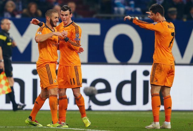
                <strong>Benzema, Bale, Ronaldo (Real Madrid)</strong><br>
                Platz 7 - Real Madrid: Cristiano Ronaldo, Karim Benzema, Gareth Bale. Das Trio der Königlichen, auch bekannt unter dem Kürzel BBC, erzielte zusammen in der laufenden Saison 26 Treffer. Cristiano Ronaldo steuerte alleine 16 Treffer bei. Benzema traf schon sieben Mal und Bale drei Mal.
              