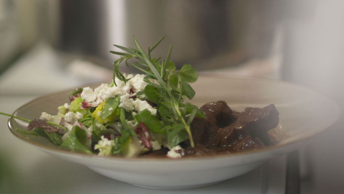 Gulasch mit frischem Salat