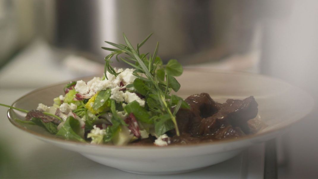 Klassisch zubereitetes Gulasch mit frischem Salat