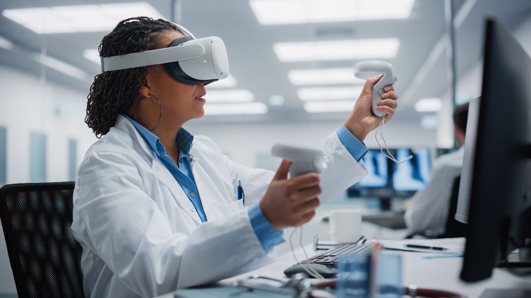 Forscher:innen der Uni Tübingen und des Max-Planck-Instituts haben eine Methode entwickelt VR-Brillen bei der Behandlung von Magersucht-Patient:innen einzusetzen.