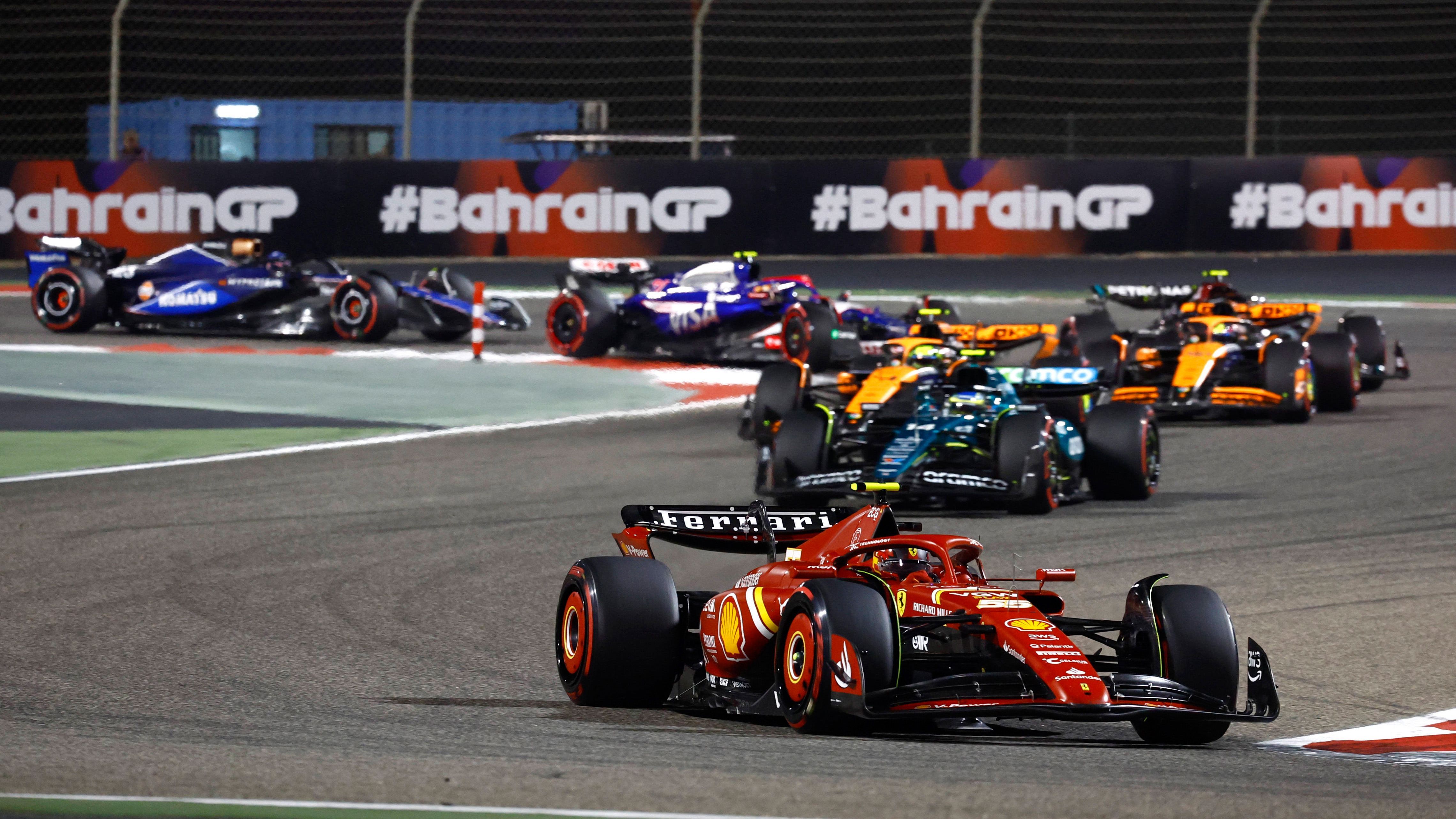 <strong>Verlierer: Die restlichen Teams der Formel 1</strong> <br>Wer auf eine Änderung der Rangfolge auf der Strecke gehofft hatte, wurde in Bahrain bitter enttäuscht. Für Ferrari, Mercedes, McLaren und auch Aston Martin könnte es im Schatten von Red Bull eine lange Saison werden. Der einzige Mutmacher: Das Jahr ist noch lang, mit Hilfe von Weiterentwicklungen könnte der Abstand auf die Spitze verkürzt werden.
