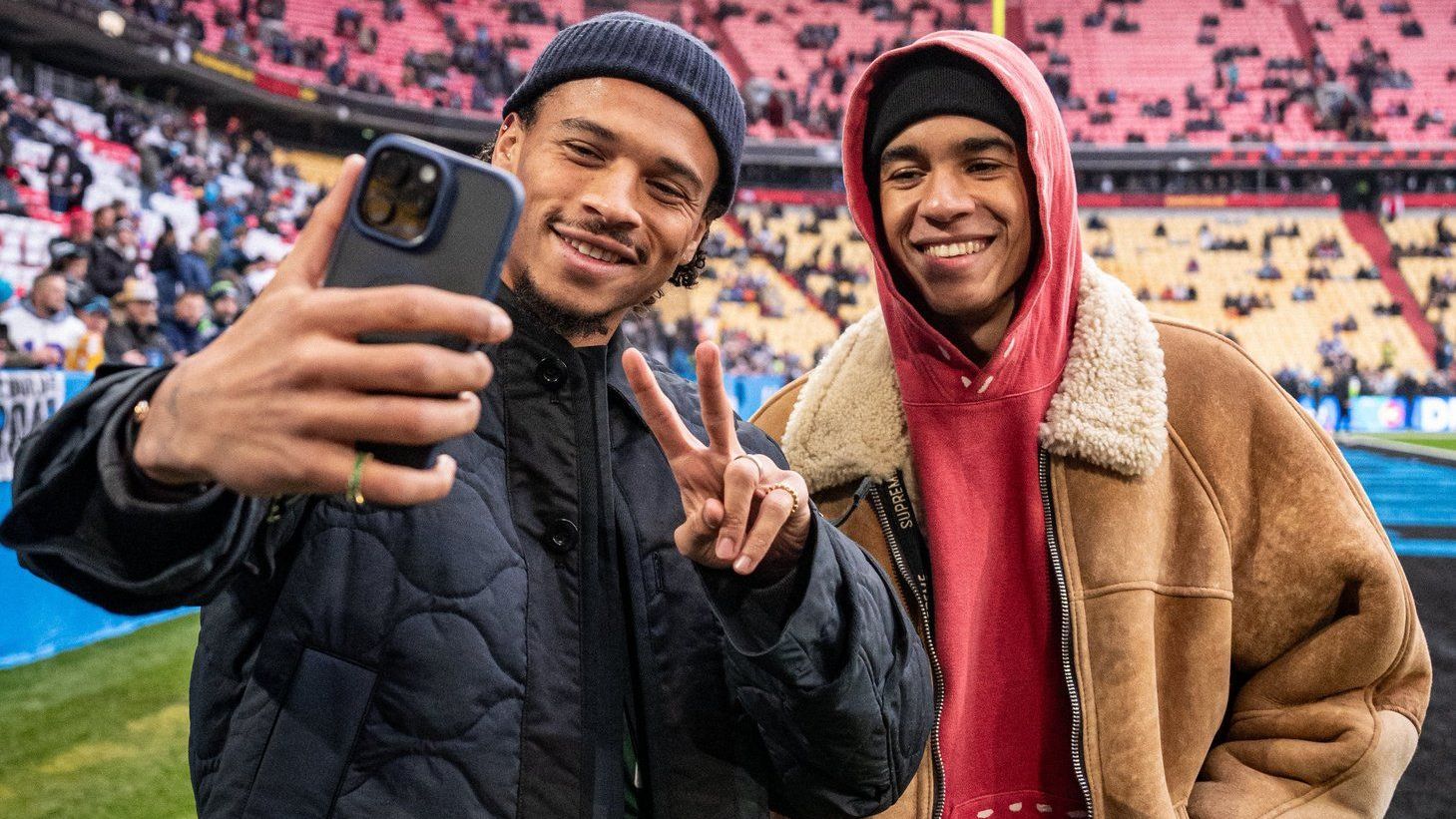 <strong>NFL Munich Game 2024: Diese Stars besuchten das Football-Spektakel</strong><br>Und auch zwei Stars des FC Bayern München ließen sich den NFL-Kracher nicht entgehen. <strong>Leroy Sane</strong> (l.) und <strong>Jamal Musiala</strong> machten einen Football-Buddy-Tag in ihrem altbekannten Stadion.