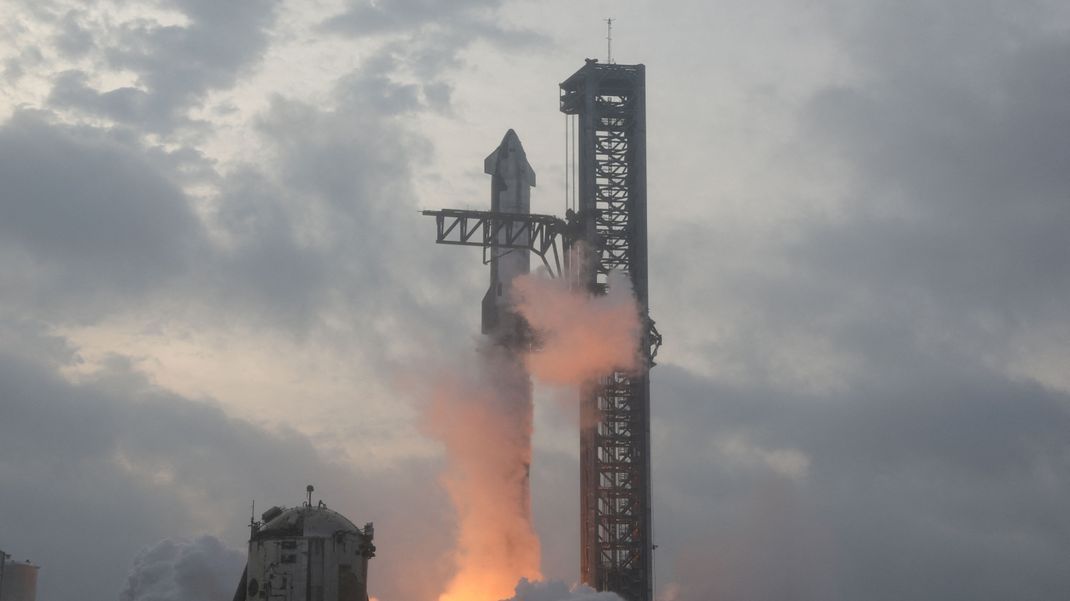 Ein Starship-Raumschiff von Elon Musks SpaceX startet im März 2024 bei Brownsville in Texas. 