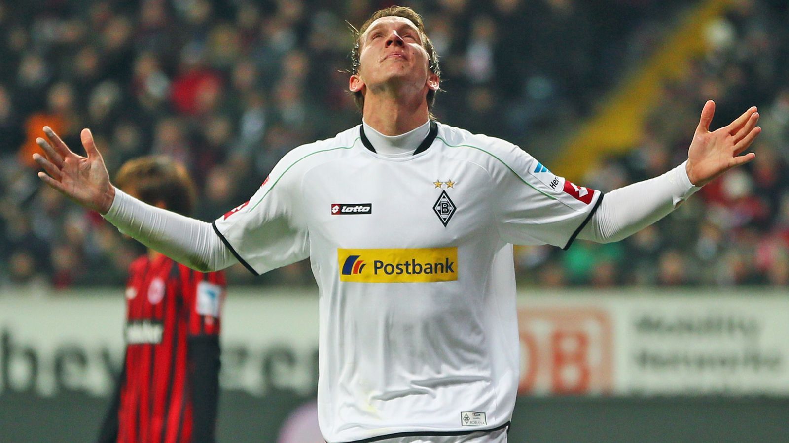
                <strong>STURM: Luuk de Jong (Borussia Mönchengladbach)</strong><br>
                Rekordtransfer: Ja! Heilsbringer: Oh nein. Luuk de Jong kam 2012 für satte zwölf Millionen Euro Ablöse aus Eindhoven zu Borussia Mönchengladbach. Der Niederländer ist ein strahlendes Beispiel, dass sich auch Top-Manager wie Max Eberl manchmal irren können. De Jong kam nie in Gladbach an, machte in eineinhalb Jahren nur sechs Tore und verschwandt leise nach Newcastle.
              