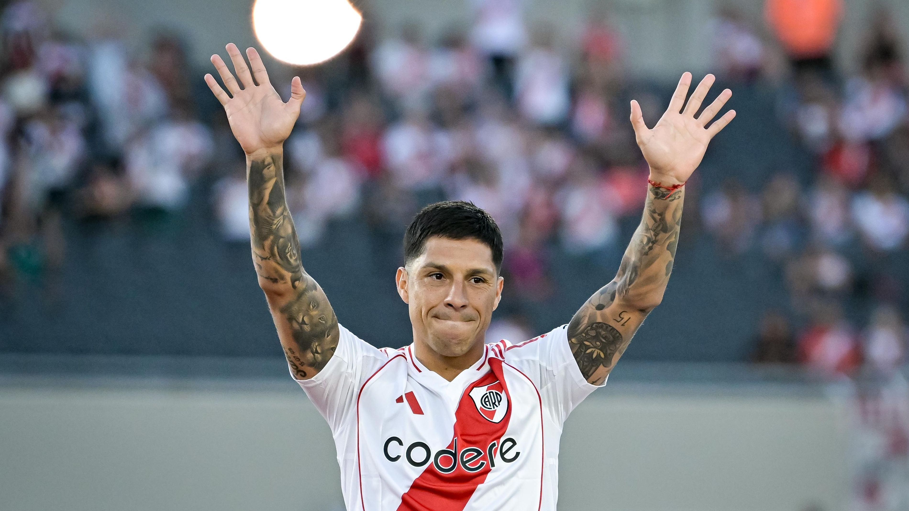 <strong>River Plate</strong><br>Blicken wir nach Argentinien. Enzo Perez (Bild) spielt noch! Der 39-Jährige machte sich bei Benfica und Valencia einen Namen. Spielte auch 26 Mal für die argentinische Nationalmannschaft. Manuel Lanzini ist seit 2023 zurück bei seinem Jugendverein River Plate, war lange bei West Ham United. Auch Matias Kranevitter ist dort aktiv, war früher bei Atletico Madrid und beim FC Sevilla. Apropos, FC Sevilla: Auch Marcos Acuna kickte dort und ist jetzt wieder in Argentinien.