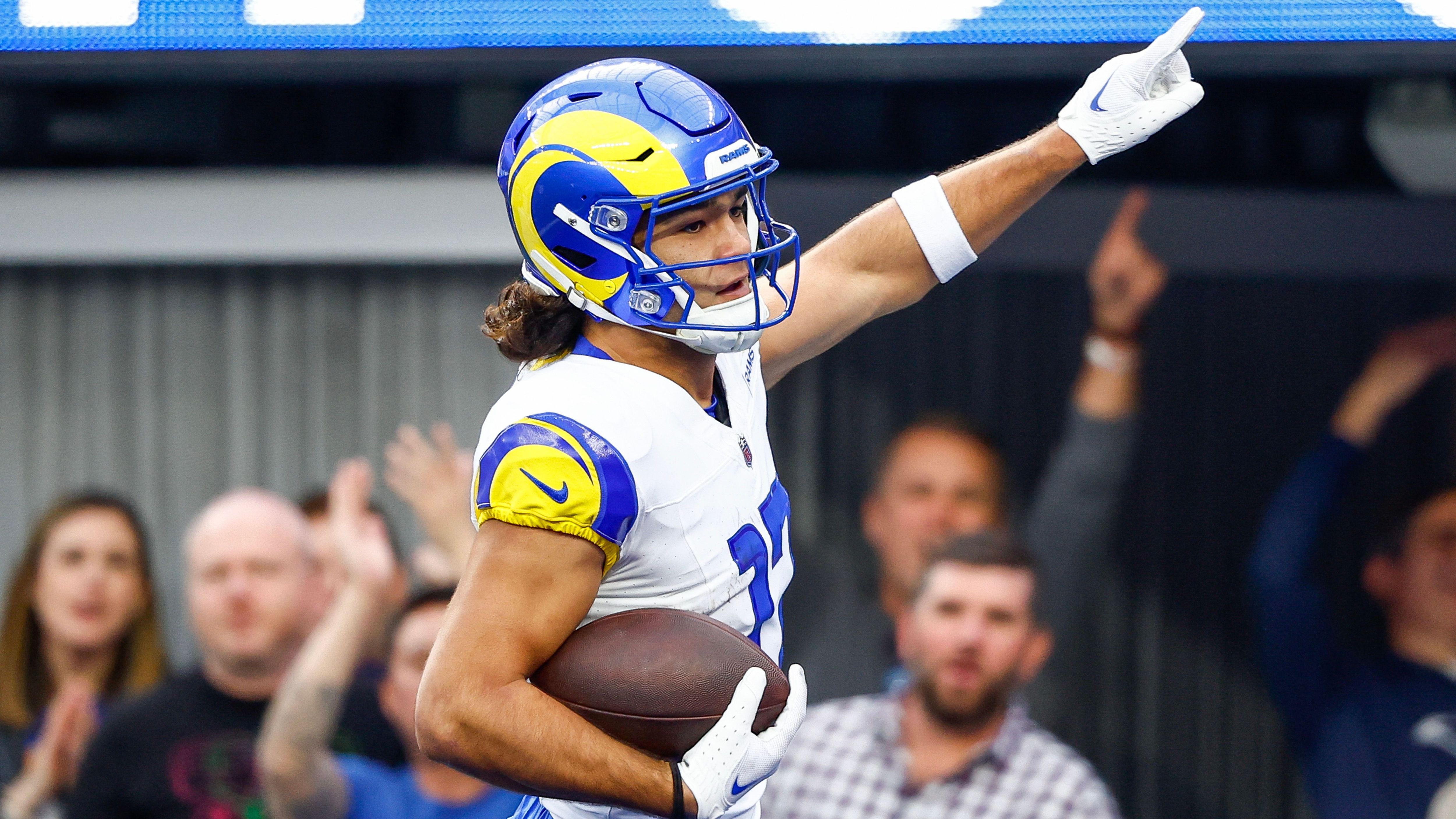 <strong>Puka Nacua (Los Angeles Rams)</strong><br>Er war der Senkrechtstarter der vergangenen NFL-Saison und stellte <a target="_blank" href="https://www.ran.de/sports/american-football/nfl/galerien/nfl-rekorde-in-week18-rams-rookie-puka-nacua-sorgt-fuer-zwei-neue-bestmarken-344260">sämtliche Rookie-Rekorde</a> auf. Dabei hätten das beim Draft wohl nur die wenigsten von Puka Nacua erwartet. Der Wide Receiver wurde 2023 erst in der fünften Runde an 177. Stelle von den Rams gepickt - die Definition eines Glücksgriffes.