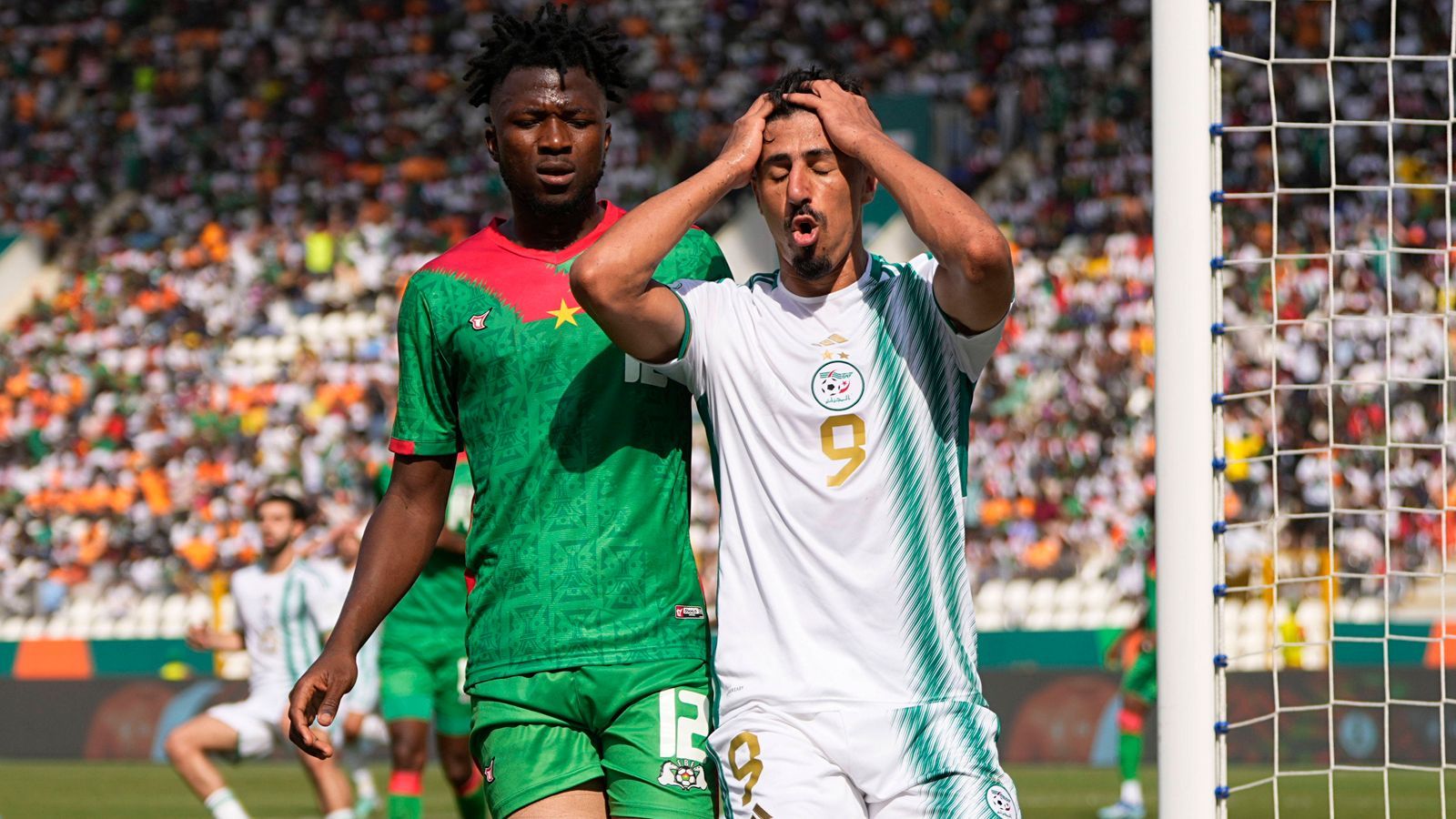 <strong>Gruppenphase, 2. Spieltag: Algerien - Burkina Faso 2:2</strong><br>Für Algerien läuft es beim Afrika-Cup 2024 nicht nach Plan. Auch am 2. Spieltag kamen die Nordafrikaner nur zu einem Punkt - und das sogar lediglich durch ein Last-Minute-Tor. Beim 2:2 gegen Burkina Faso traf  Baghdad Bounedjah erst in 95. Minute zum Ausgleich. Schon beim Turnierauftakt enttäuschte Algerien beim 1:1 gegen Angola.