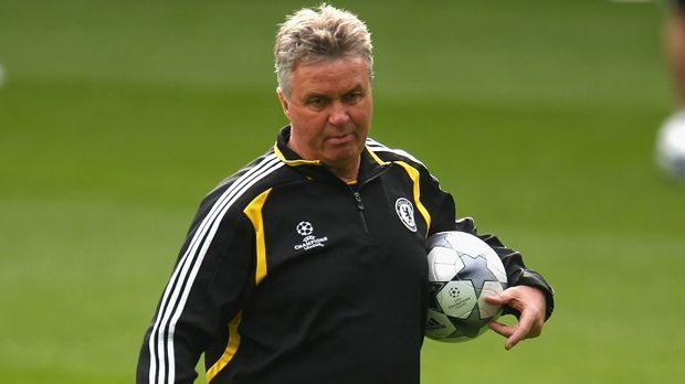 
                <strong>Guus Hiddink (2009)</strong><br>
                Guus Hiddink (2009): Hiddink kann Chelsea schnell wieder auf Kurs bringen, verliert während seiner Amtszeit nur ein Spiel. Im Halbfinale der Champions League scheitert er nach zwei Unentschieden am FC Barcelona, allerdings werden im Rückspiel an der Stamford Bridge einige dubiose Schiedsrichter-Entscheidungen gegen Chelsea getroffen. Hiddink feiert jedoch mit dem Gewinn des FA Cups einen erfolgreichen Saisonabschluss. 
              