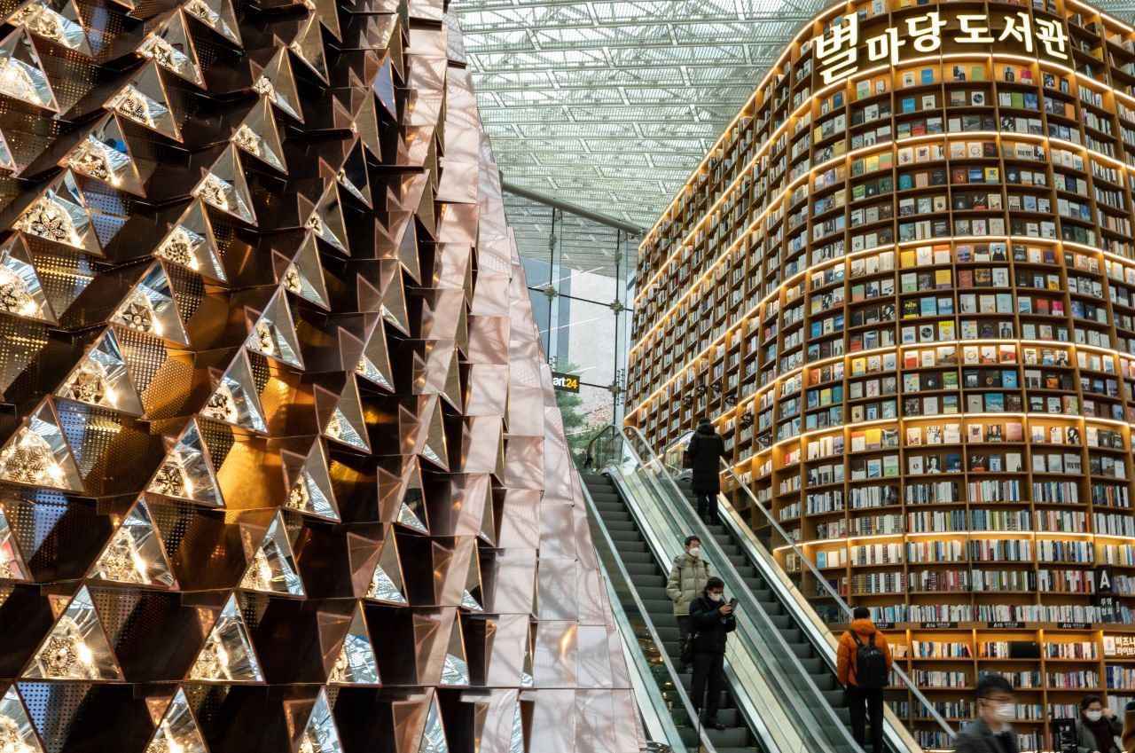 Galaktisch! Die Starfield Library erstreckt sich über zwei Etagen auf 2.500 Quadratmetern. In 13 Meter hohen Regalen warten mehr als 50.000 Bücher und 400 Zeitschriften, darunter auch englischsprachige. Tische und Sitzecken laden zum Schmökern ein. Jeden Monat finden Events zu Themen wie Reisen oder Kunst statt, außerdem Lesungen und Konzerte. Die Bibliothek befindet sich im Stadtteil Gangnam-gu. Genauer gesagt, in der Coex M