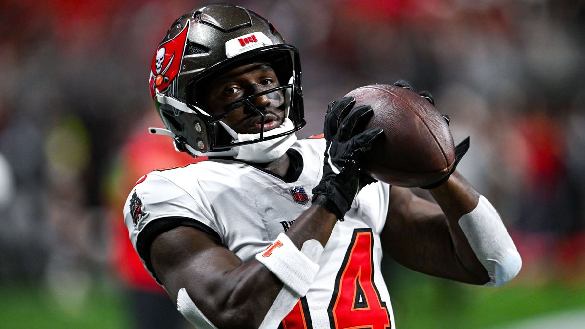 ATLANTA, GA Ð OCTOBER 03: Tampa Bay wide receiver Chris Godwin (14) warms up prior to the start of the NFL, American Football Herren, USA game between the Tampa Bay Buccaneers and the Atlanta Falco...