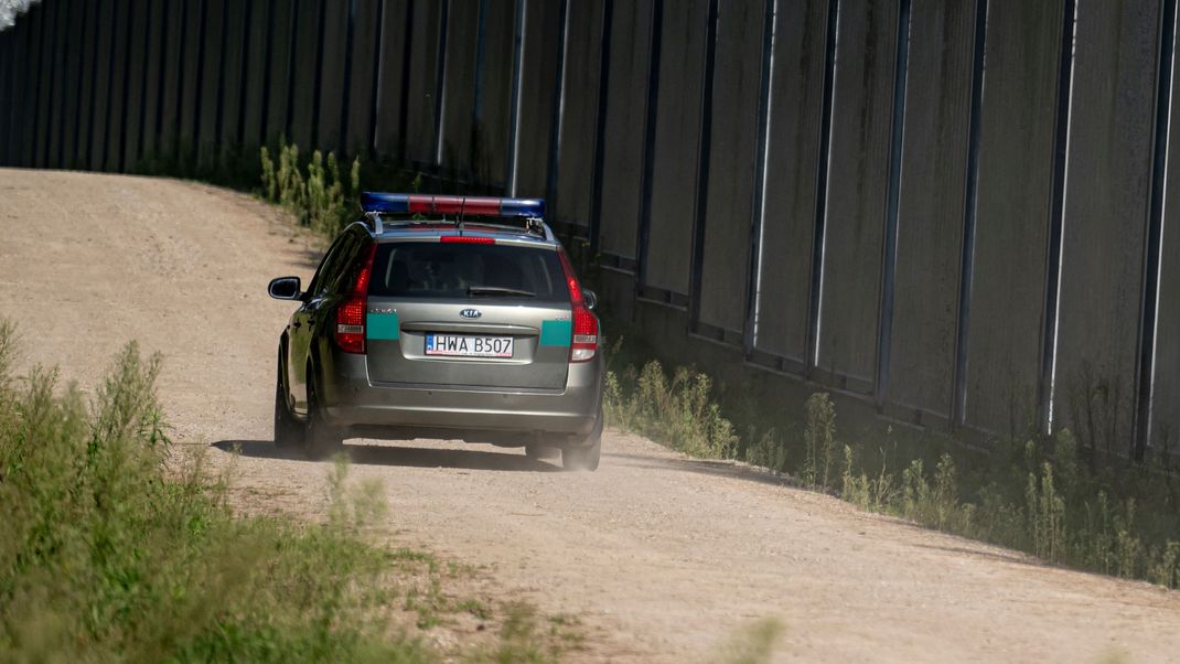 Patrouillen entlang des Grenzzauns: Polen kämpft gegen illegale Migration über die polnisch-belarussische Grenze. (Symbolbild)