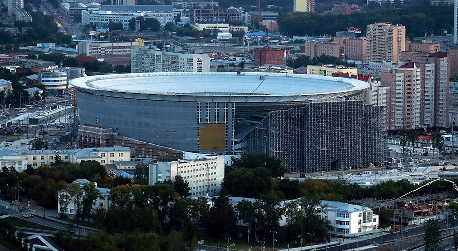 
                <strong>11. Jekaterinburg-Arena (Jekaterinburg)</strong><br>
                Platz für: 35.696 ZuschauerAuch wenn es das zweitkleinste WM-Stadion ist, ging ein Bild der Jekaterinburg-Arena um die Welt. Es ist der Austragungsort, bei dem eine Tribüne außerhalb des Stadions hinzugefügt wurde und dafür sogar teile der Verkleidung abmontiert wurden. Dreimal wird hier der WM-Ball rollen
              