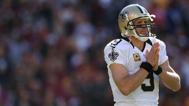 
                <strong>Drew Brees</strong><br>
                Drew Brees (New Orleans Saints) - Der Saints-Quarterback ist zwar bereits 36 Jahre alt, kann jedoch mit seiner guten erfolgreichen Passquote glänzen (71,9 Prozent). Bislang verpasste er in seiner Karriere nur sieben Spiele. Möglich wäre es, dass er 2018 Mannings Rekord einstellt. Dann wäre er 38 Jahre alt. Aktuell hat Brees 59.005 Yards auf seinem Konto.
              